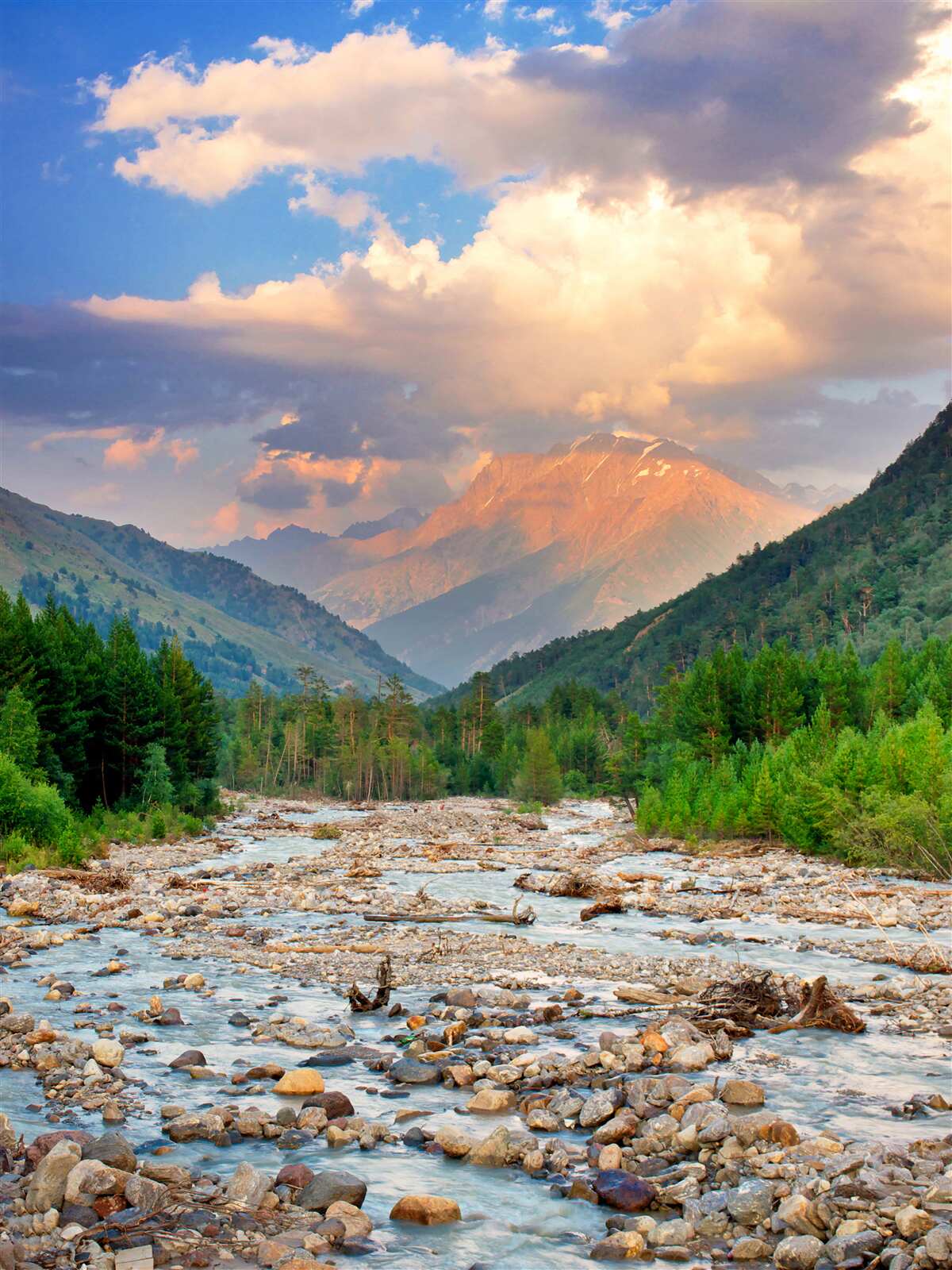 Фотошпалери гірська річка у променях вечірнього сонця