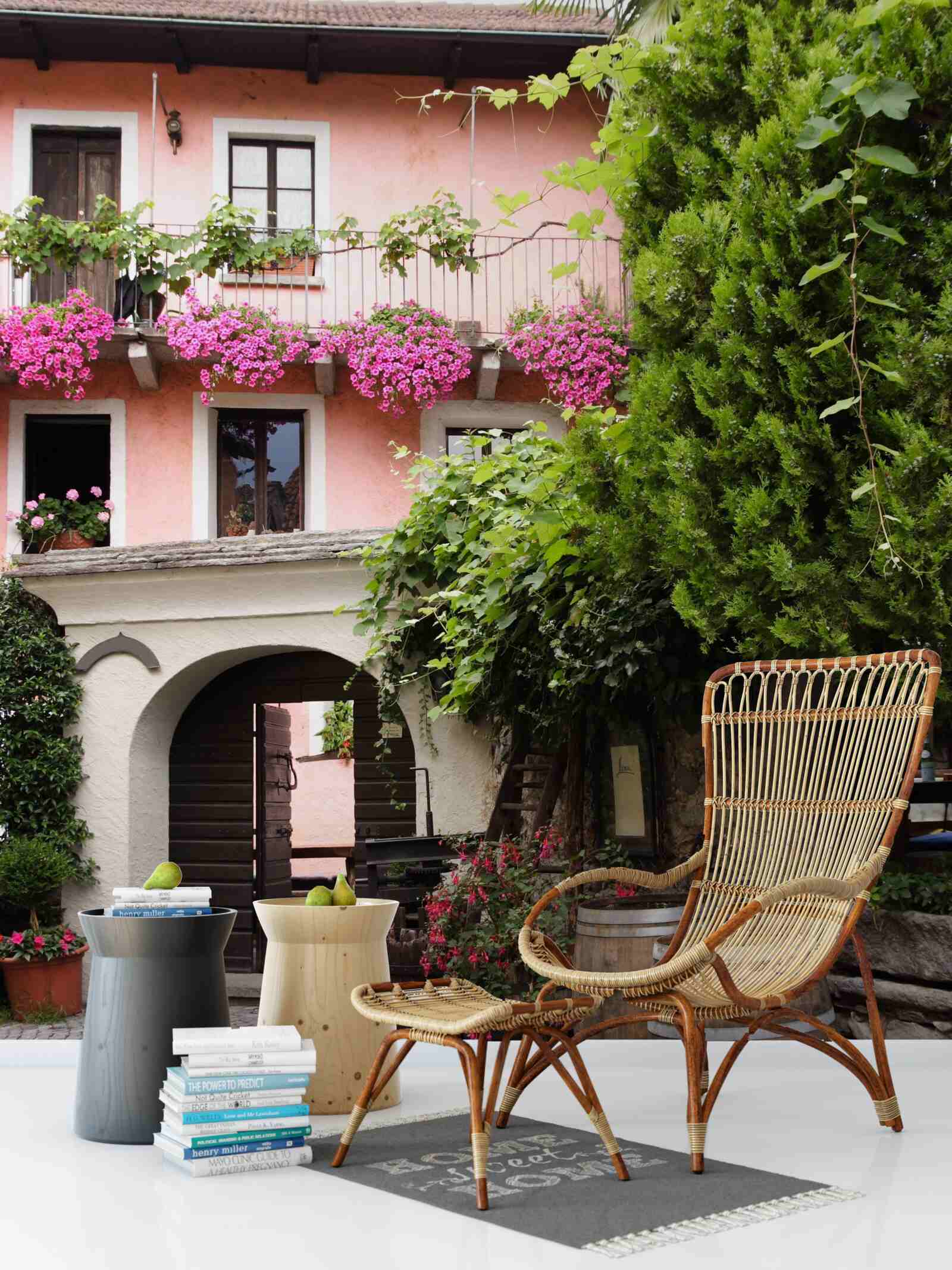 Фотошпалери рослинність з квітами біля сходів