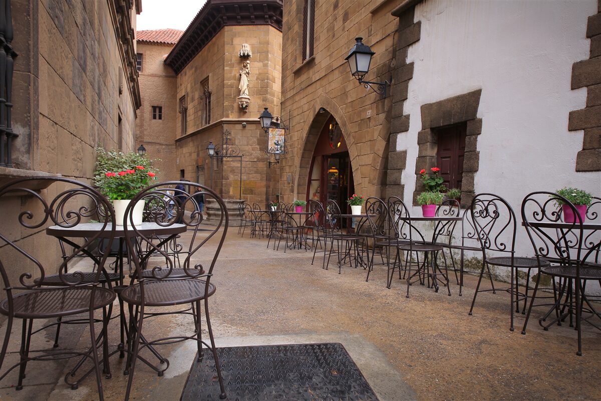 Фотошпалери столики на вузькій вулиці