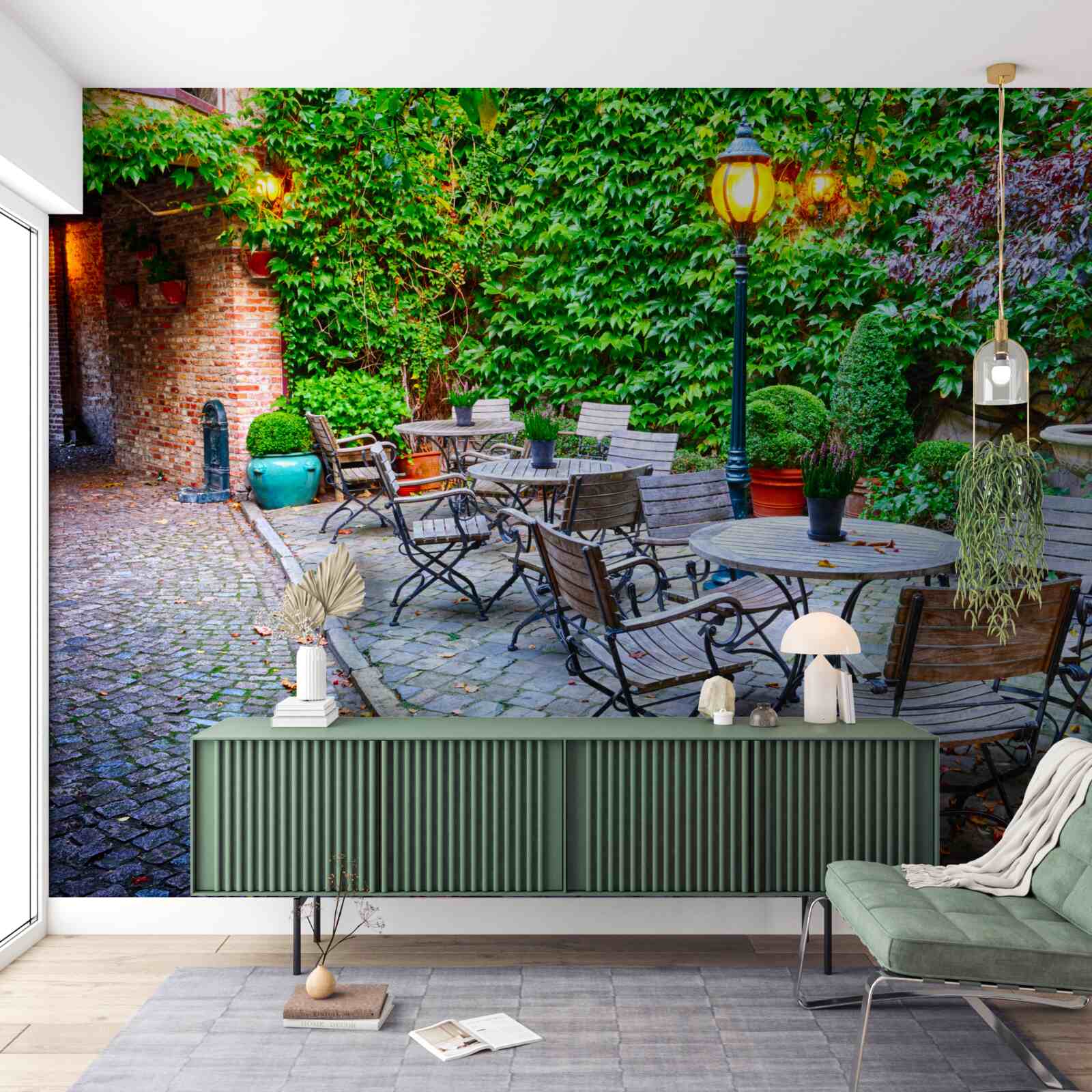 Фотошпалери завод із зеленою стіною та вуличним ліхтарем