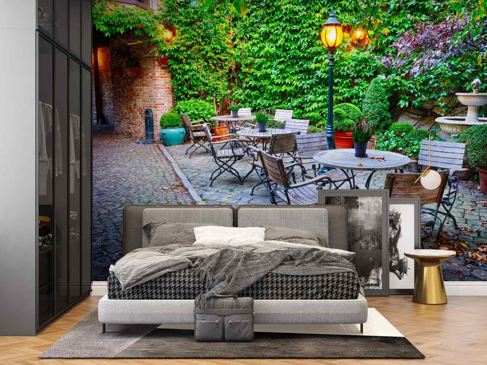 Фотошпалери завод із зеленою стіною та вуличним ліхтарем