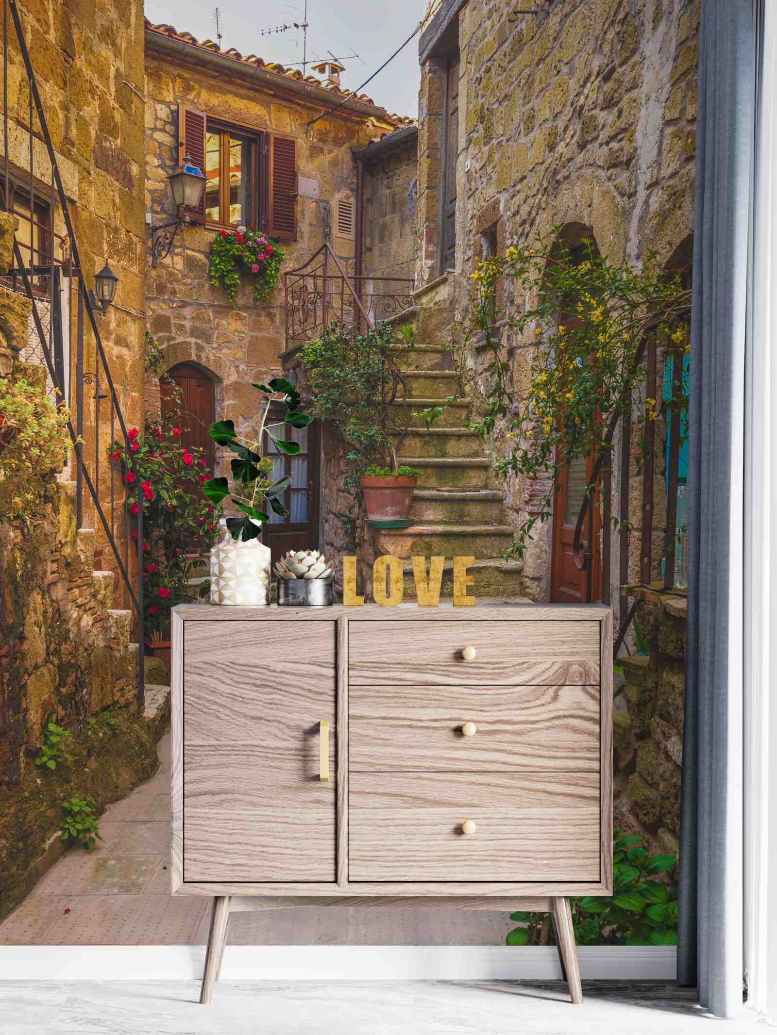 Фотошпалери прикрашені квітами сходи в старому дворику