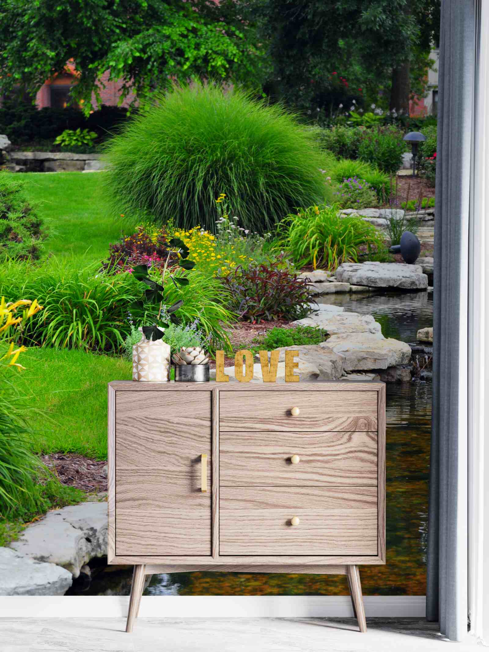 Фотошпалери квіти біля ставка в саду