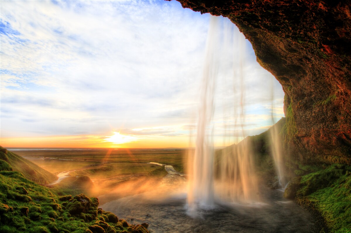 Фотошпалери захід сонця, що освітлює величні водоспади