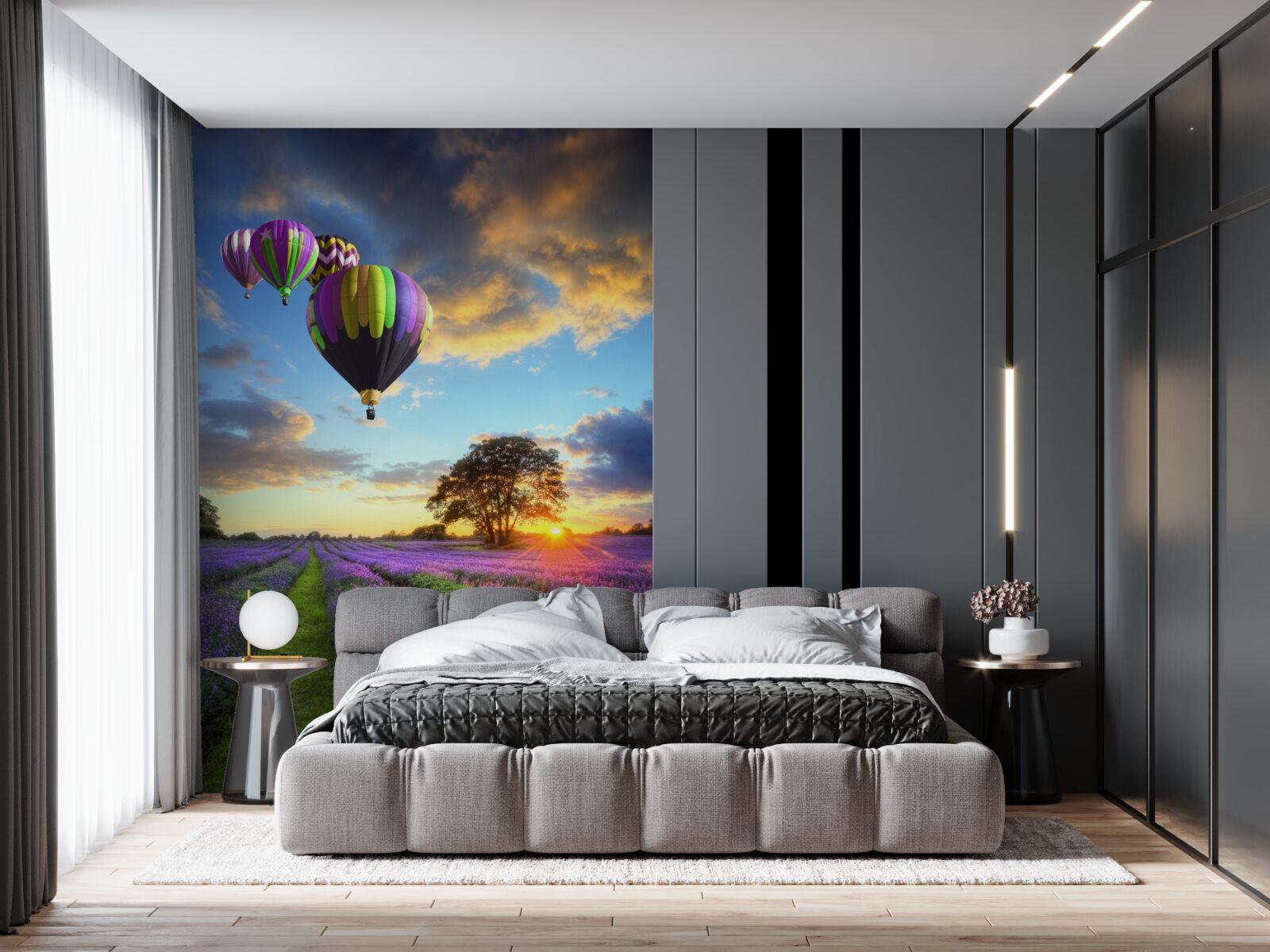 Фотошпалери яскрава повітряна куля, що ширяє над полем лаванди