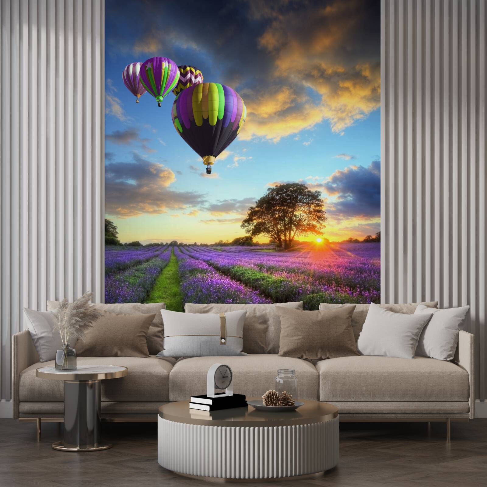 Фотошпалери яскрава повітряна куля, що ширяє над полем лаванди