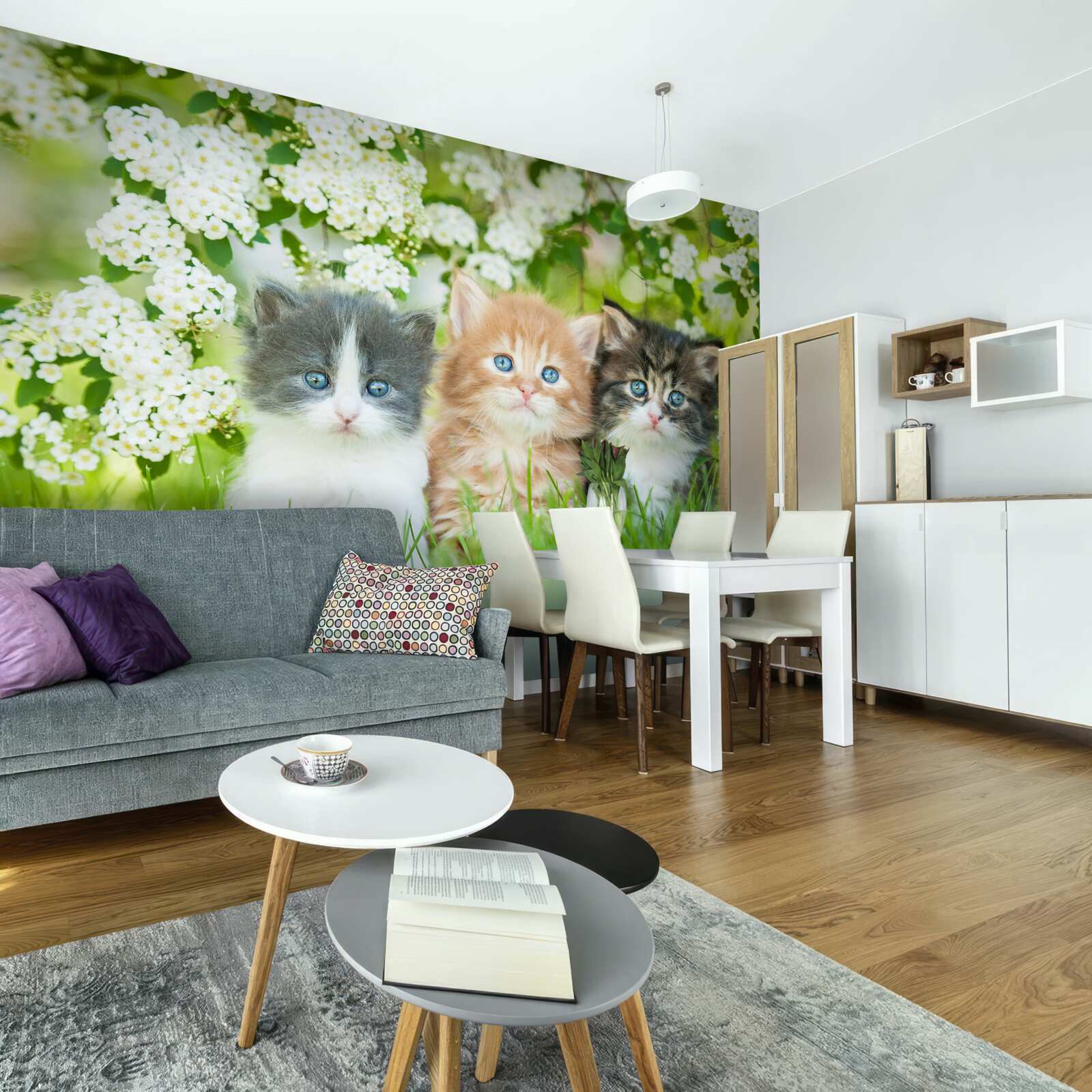 Фотошпалери кошенята на квітучому лузі