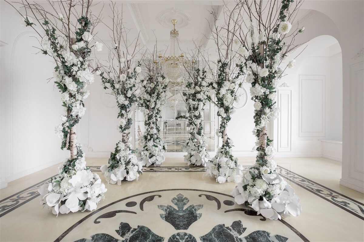 Фотошпалери в кімнаті з білими колонами