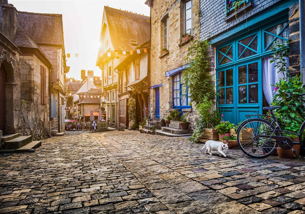 Фотошпалери яскравий ранок у стародавньому поселенні