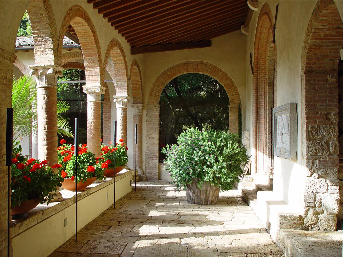 Фотошпалери округлі кам'яні арки та квіти в горщиках