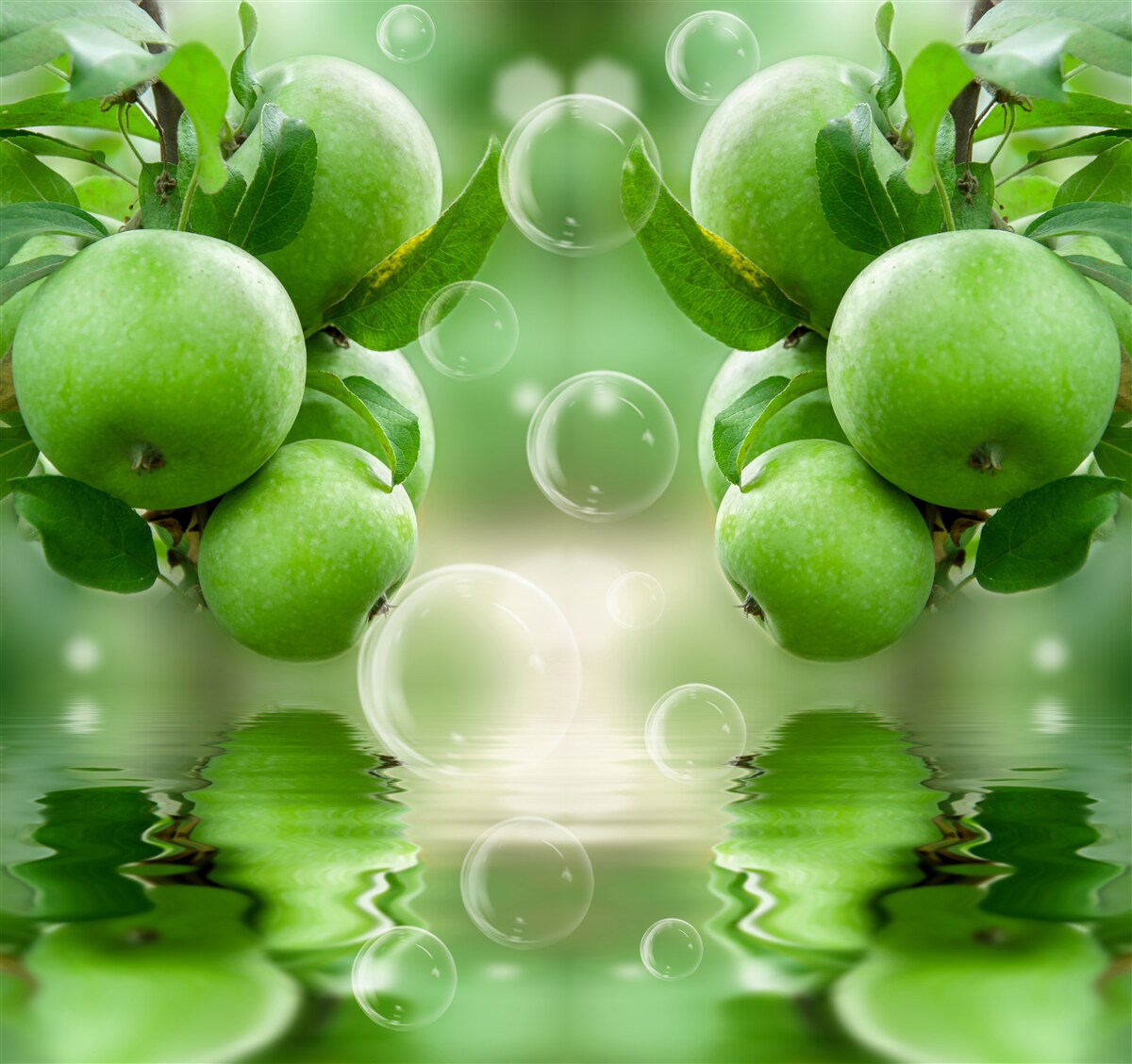 Фотошпалери зелені яблука соковито віддзеркалюються у воді
