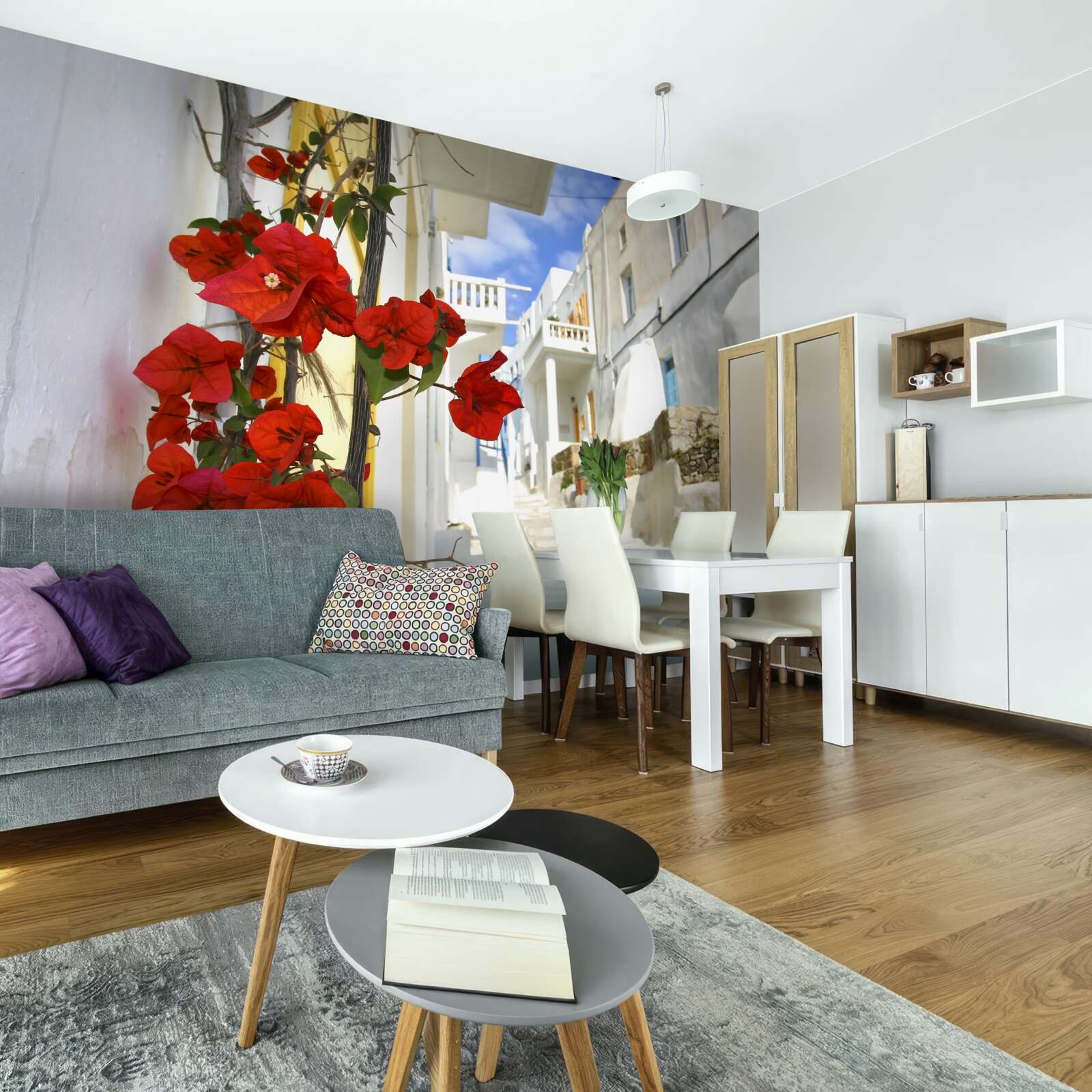 Фотошпалери червоні квіти на яскравих міських стінах