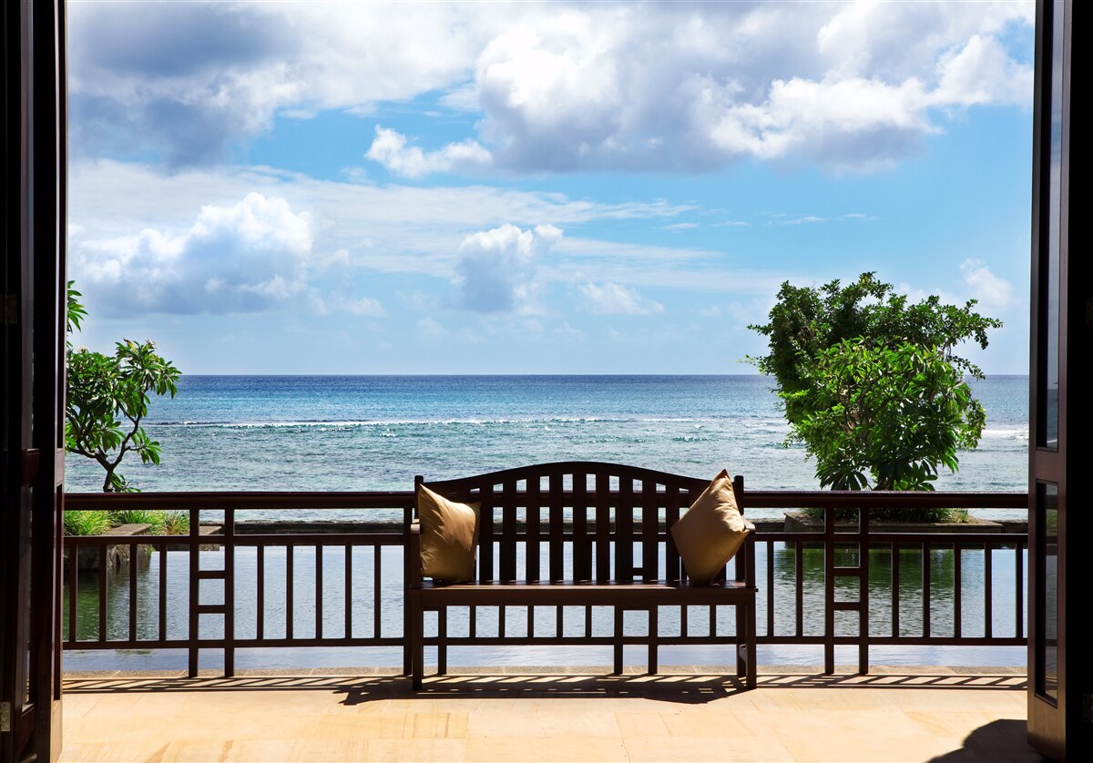 Фотошпалери зручна лавка на березі океану