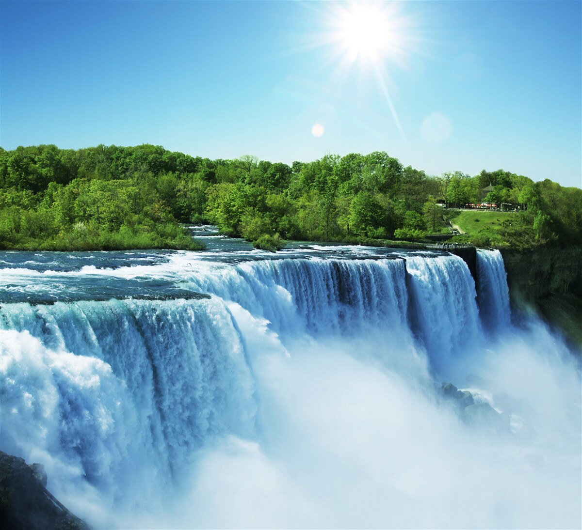 Фотошпалери сила великого водоспаду, що стрімко падає
