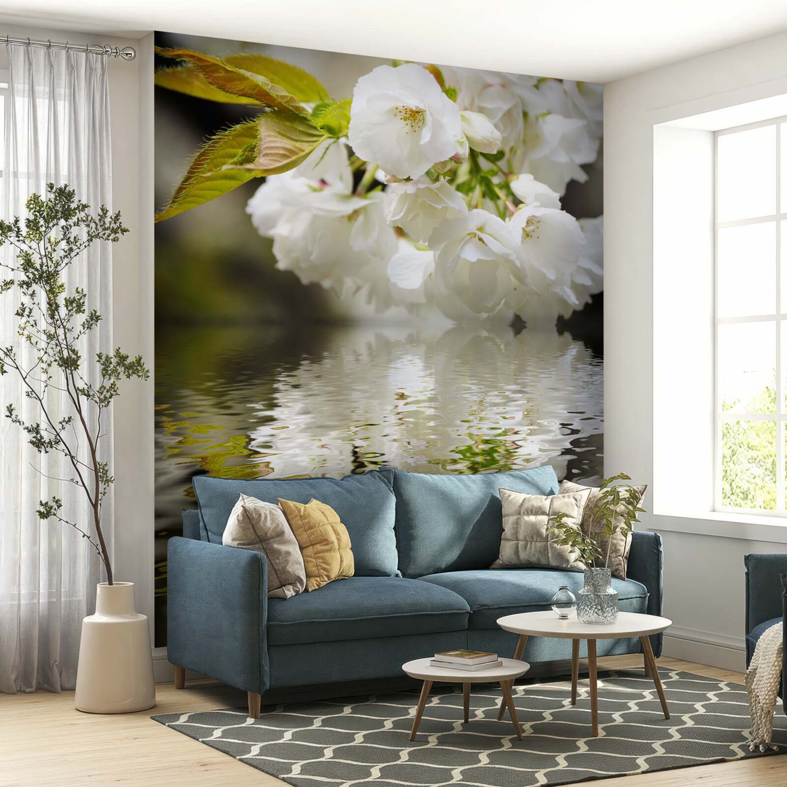 Фотошпалери квіти сакури в білих тонах схиляються над поверхнею води