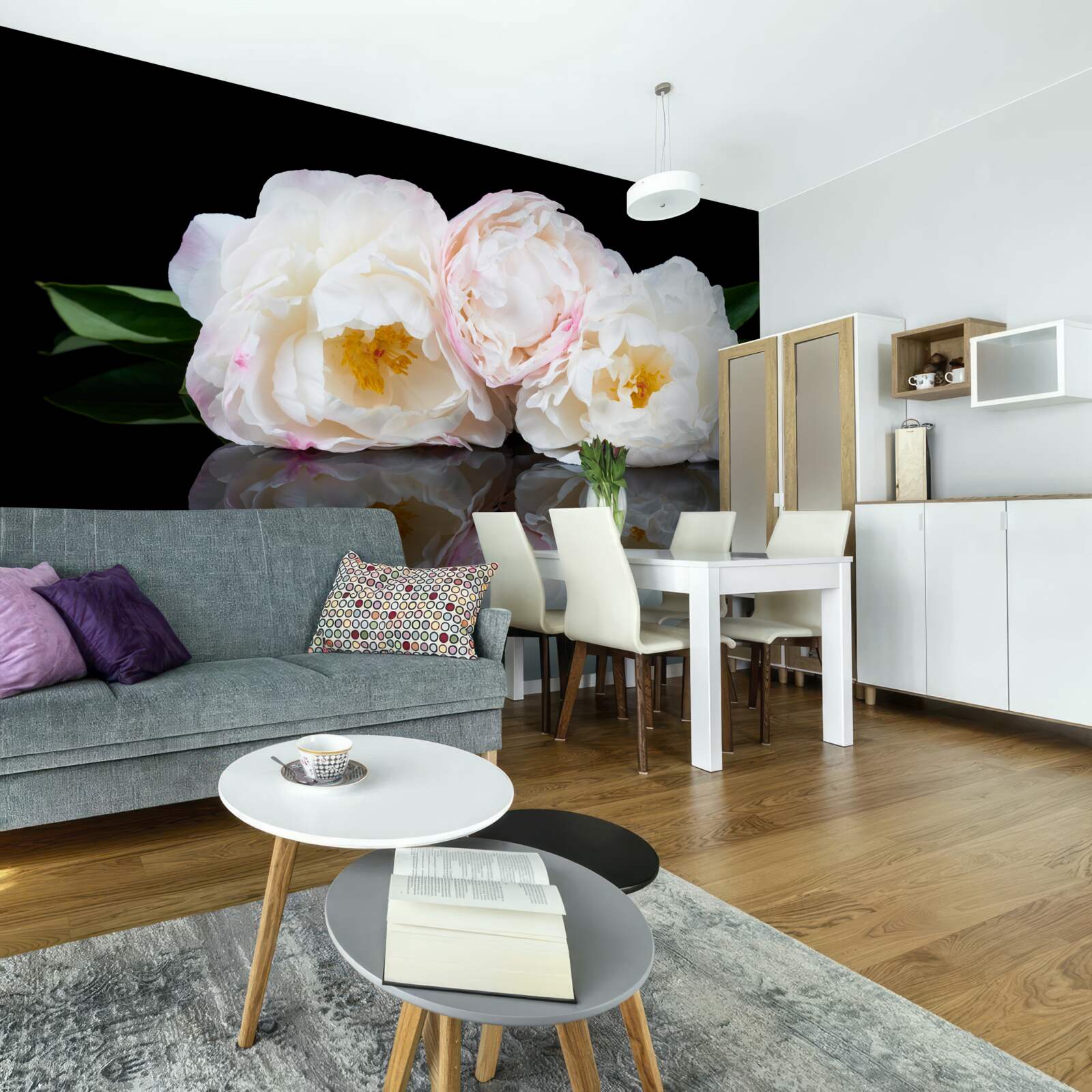 Фотошпалери букет білих квітів, що віддзеркалюється у воді