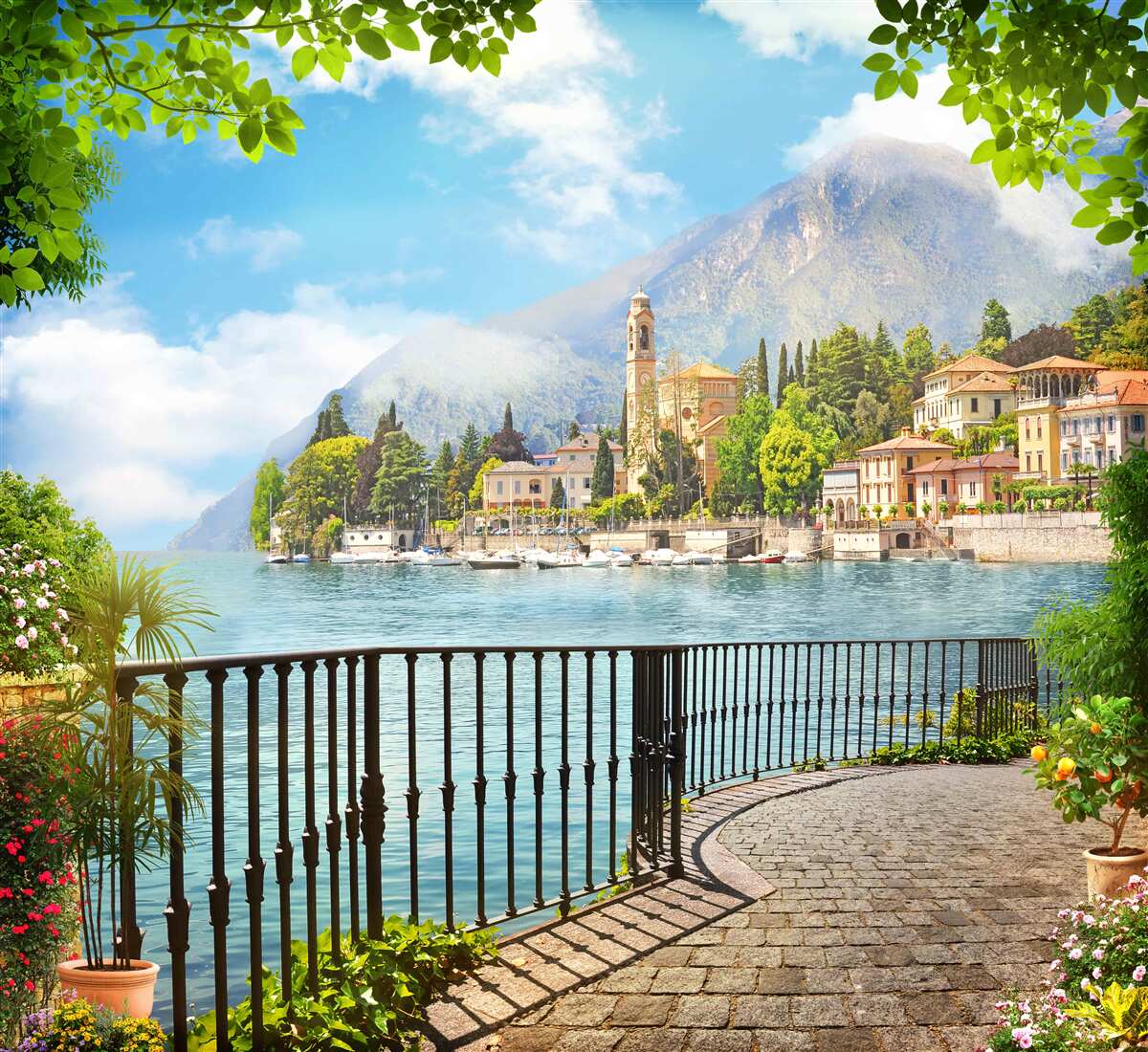 Фотошпалери набережна з панорамним видом на історичне місто та гірські пейзажі