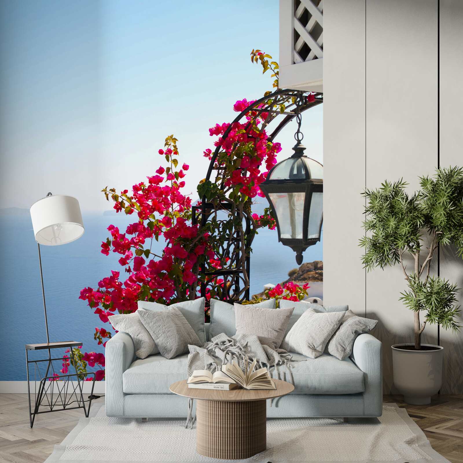 Фотошпалери Арка біля ставка, вкрита квітучими червоними квітами