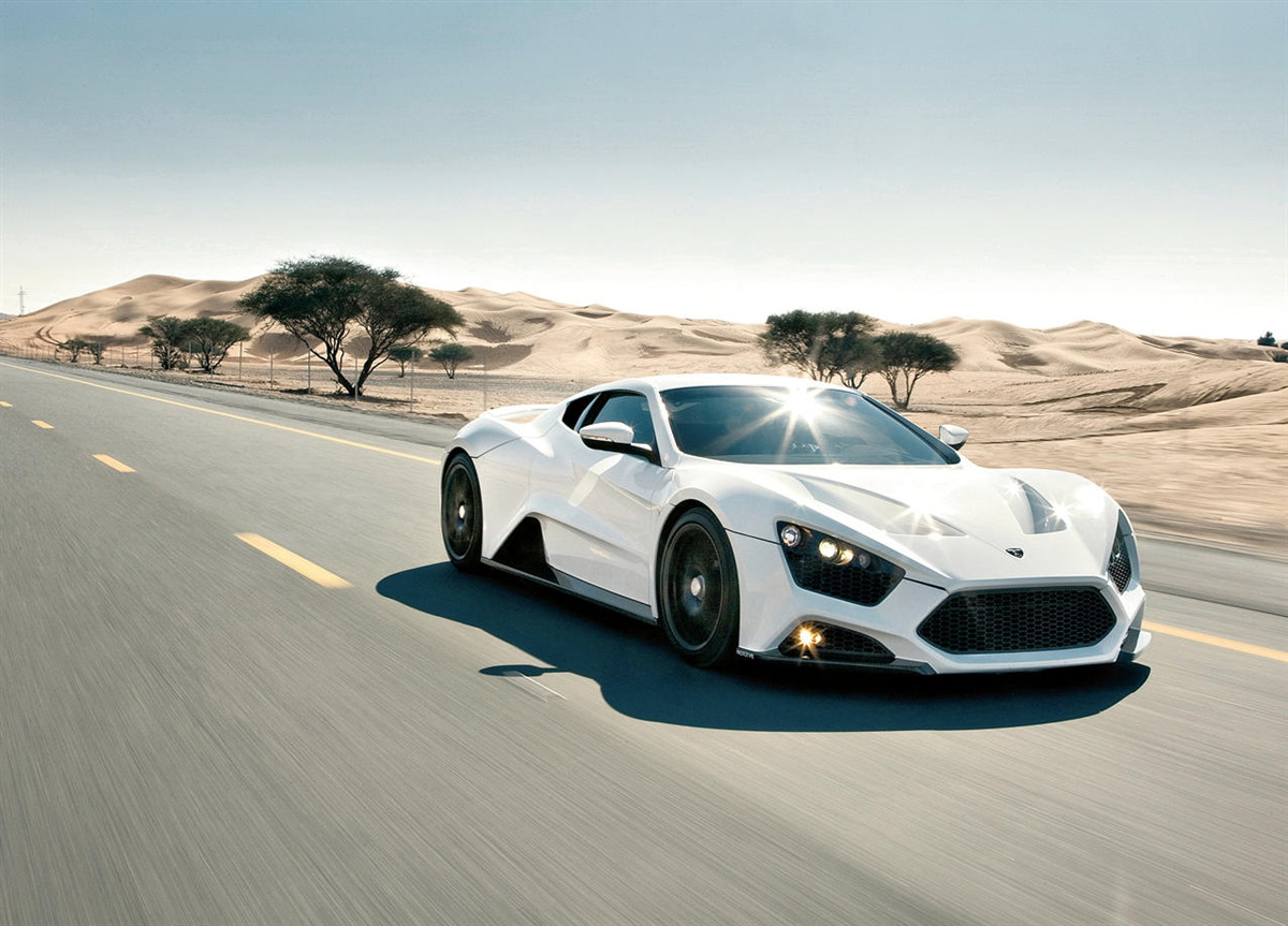 Фотошпалери біле спортивне авто їде порожньою дорогою