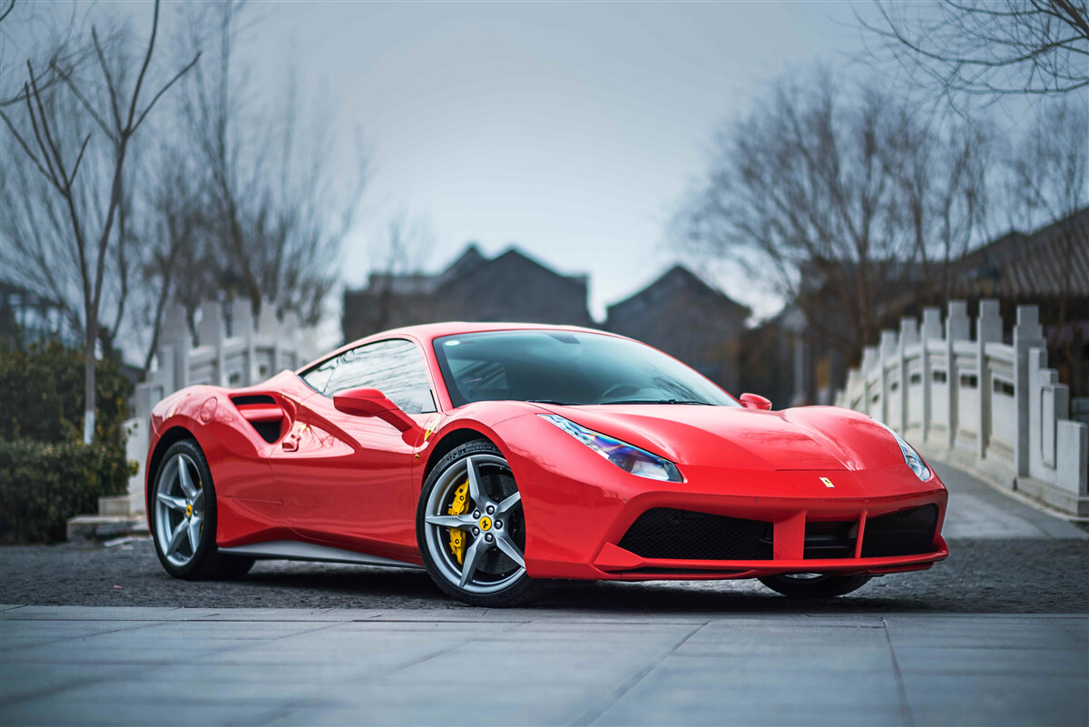 Фотошпалери чудовий червоний феррарі в дощову погоду