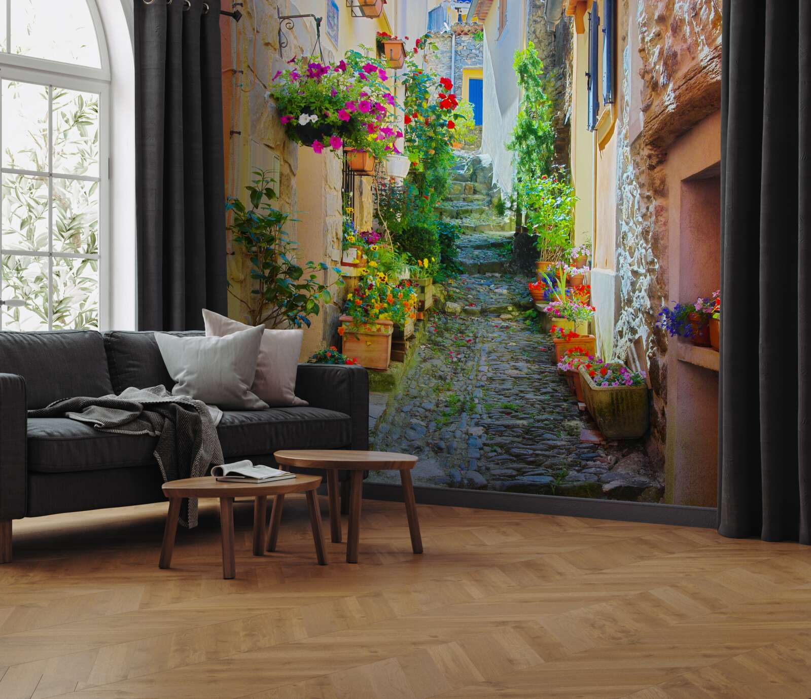 Фотошпалери вузька і затишна вуличка в старій частині міста, оточена квітами
