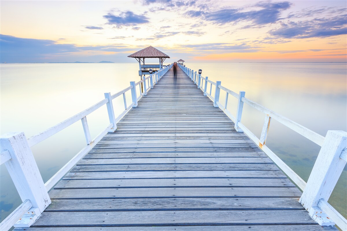 Фотошпалери причал з альтанкою над водою на світанку, який бачив багато