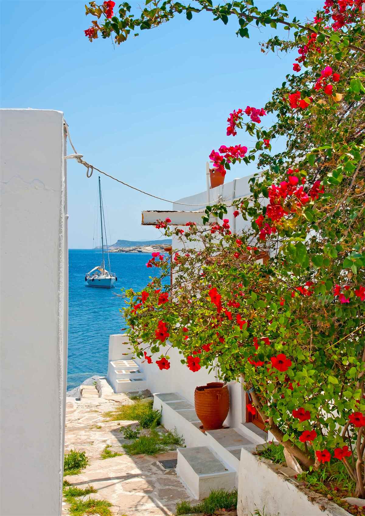 Фотошпалери колір червоного граната проглядає крізь стіни білих будинків