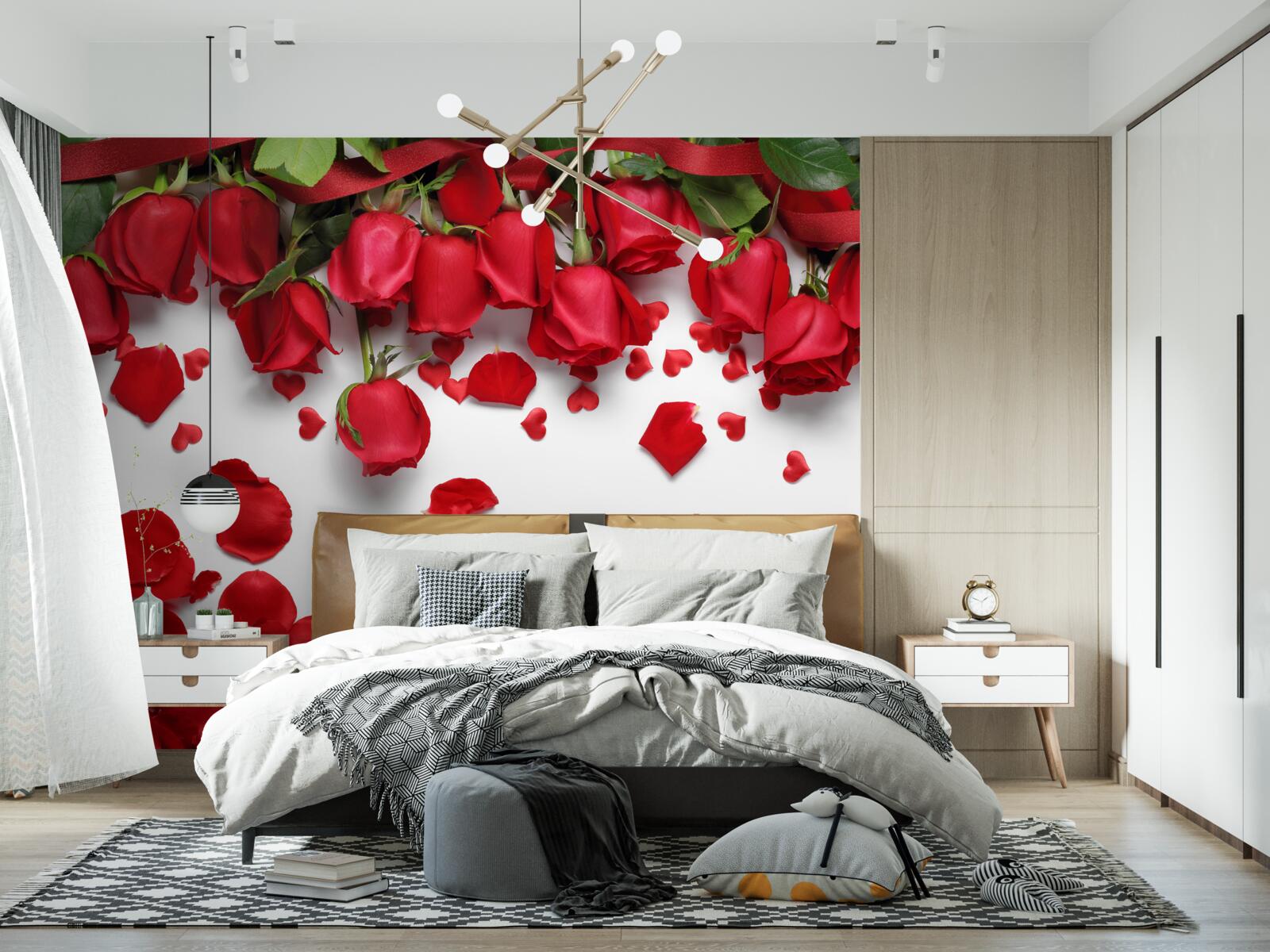 Фотошпалери пелюстки опадають з червоних і червоних троянд