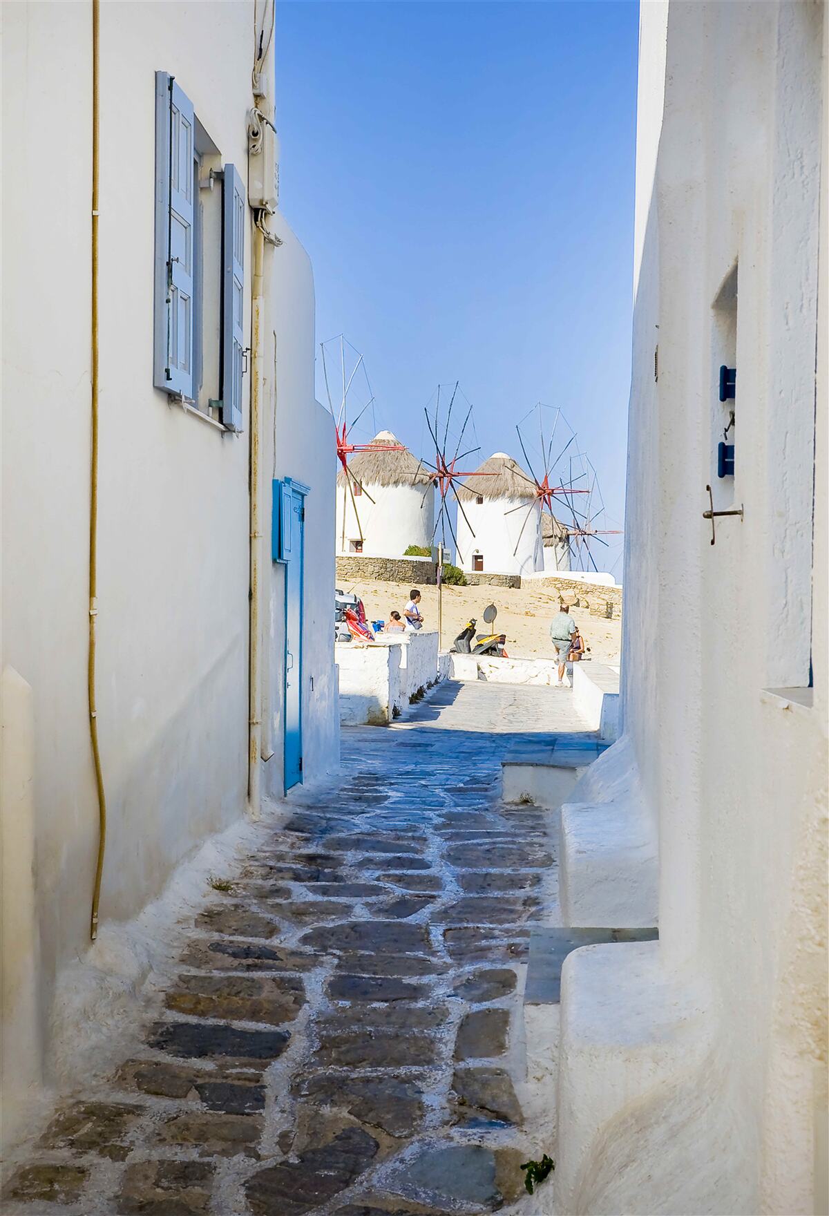 Фотошпалери стара вузька вуличка з білими будинками