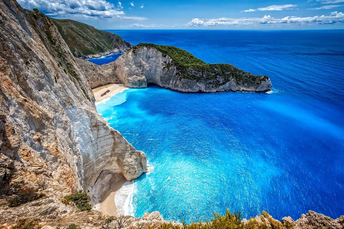 Фотошпалери білосніжні пляжі та бірюзові води біля підніжжя гір
