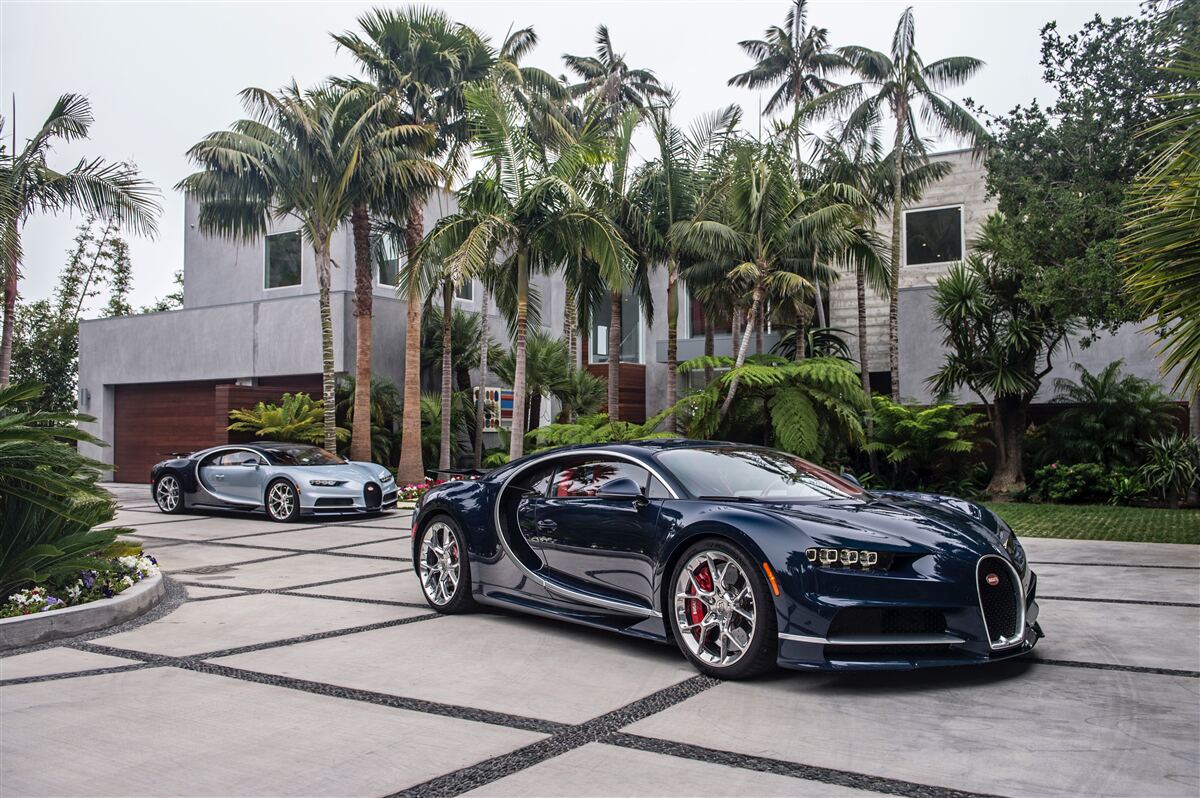 Фотошпалери перед резиденцією стояли розкішні спортивні автомобілі