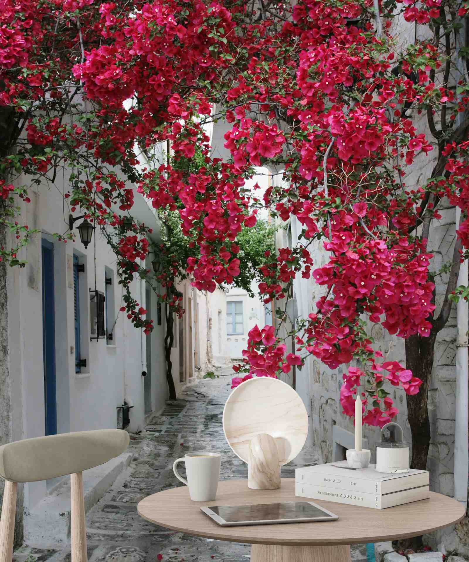 Фотошпалери пишні кущі нависають над вуличними стінами