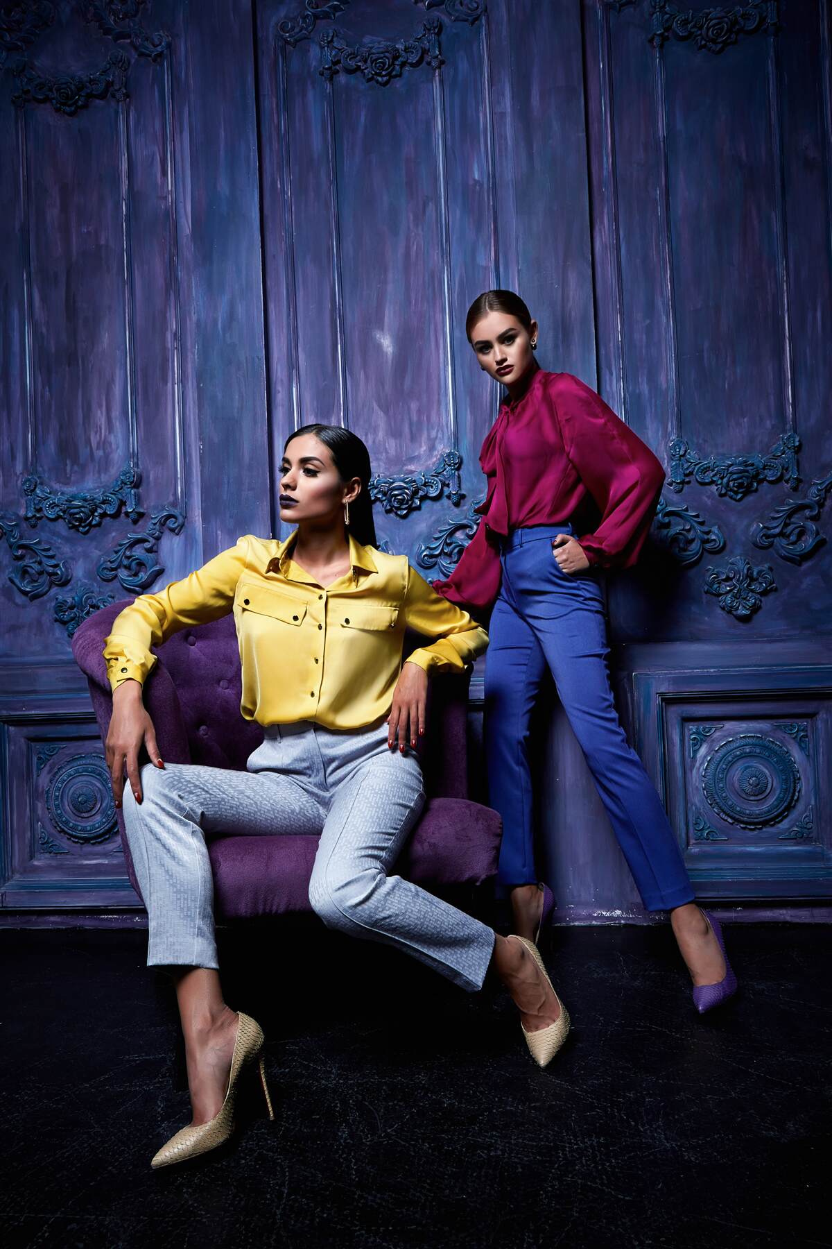 Фотошпалери дівчата на високих підборах фотографуються біля стародавнього муру