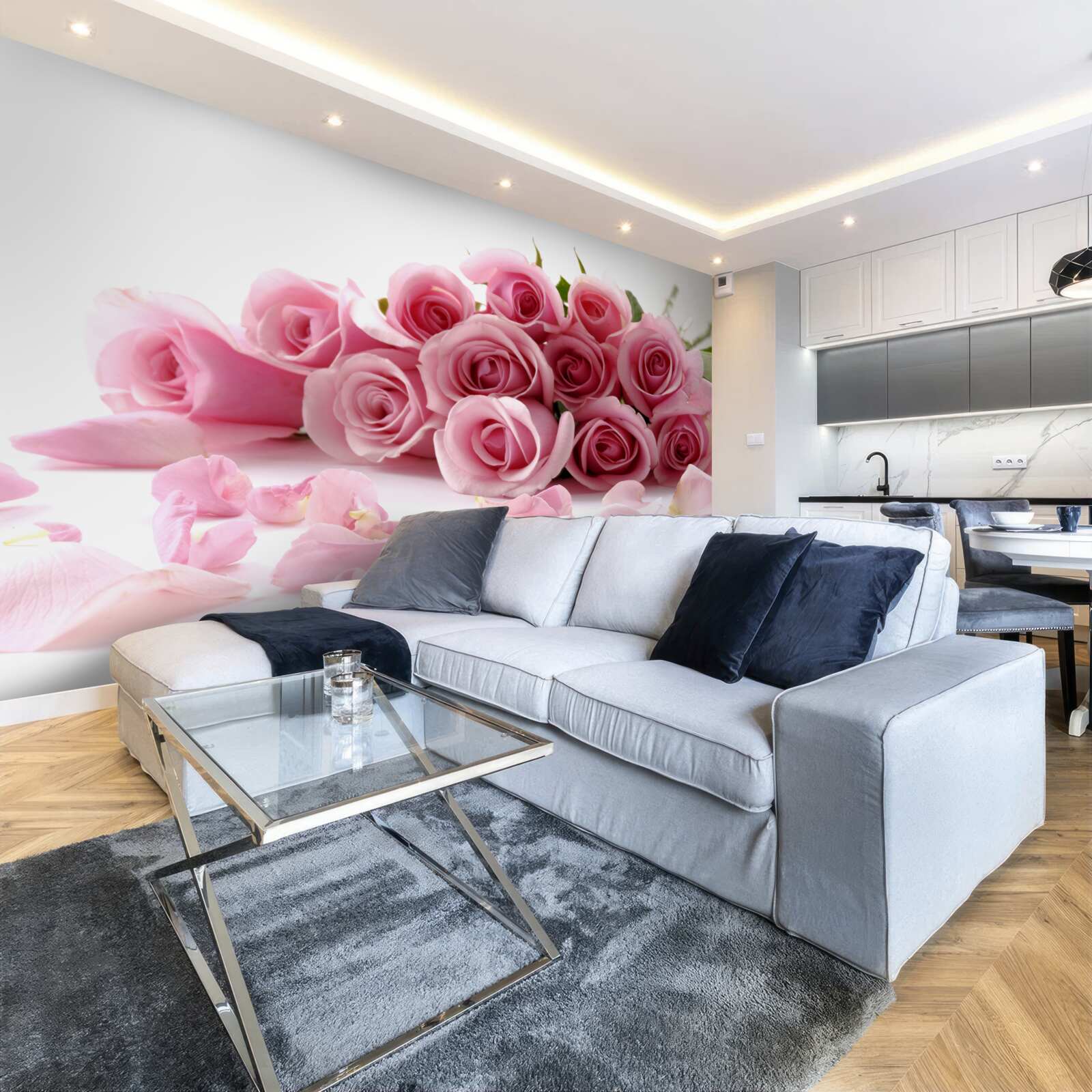 Фотошпалери ніжні рожеві троянди з пелюстками біля поверхні води