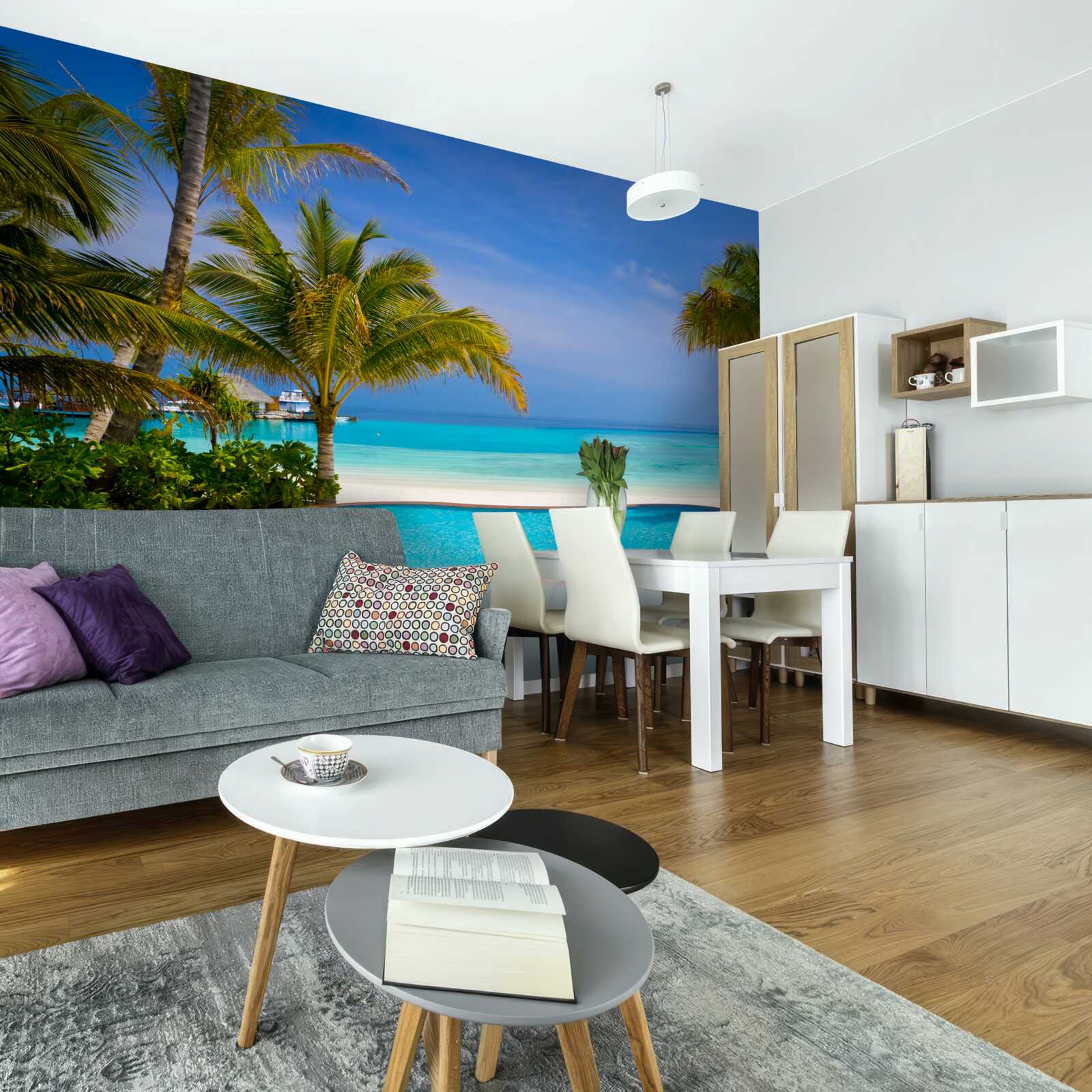 Фотошпалери басейн недалеко від берега, в оточенні пальм