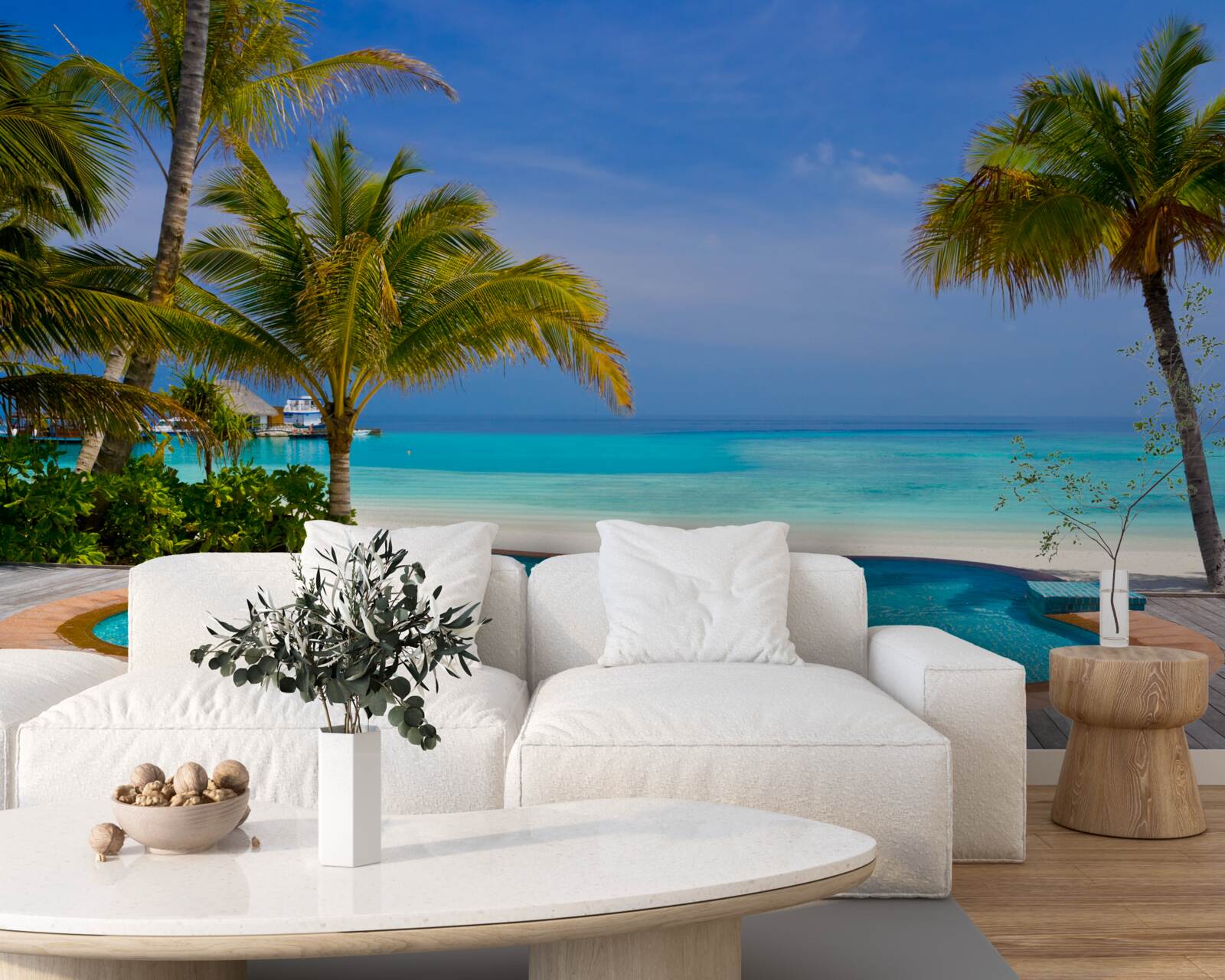 Фотошпалери басейн недалеко від берега, в оточенні пальм