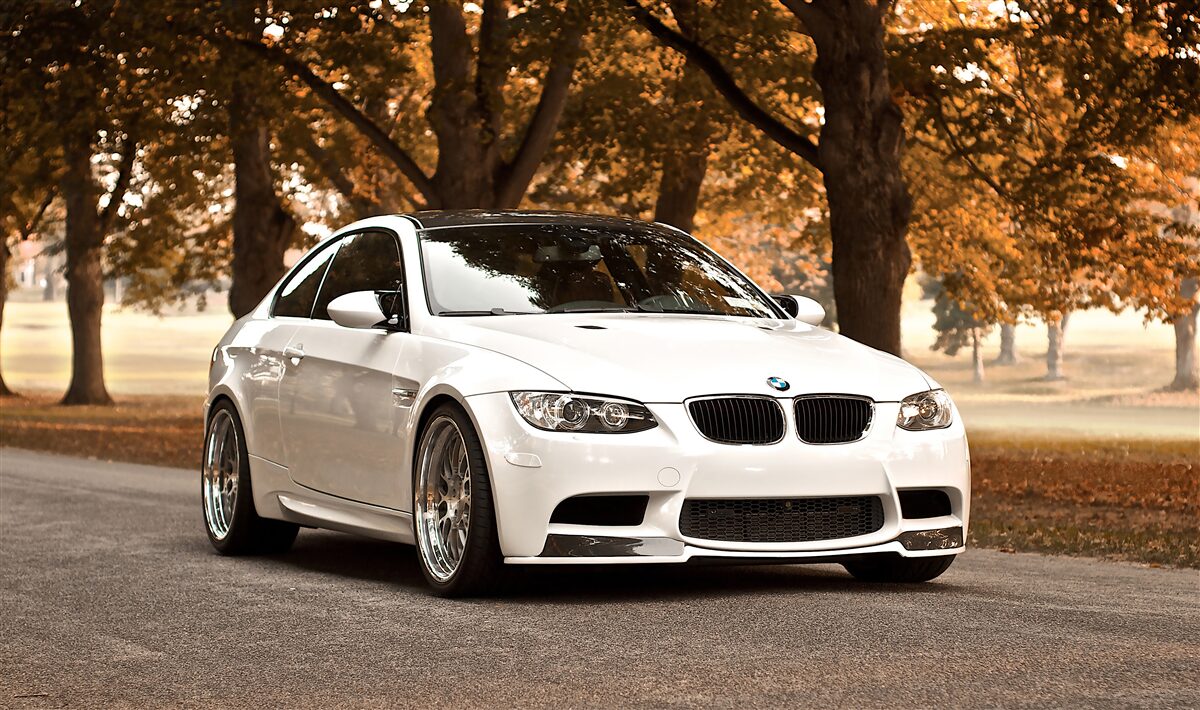 Фотошпалери восени по дорозі їде білий bmw