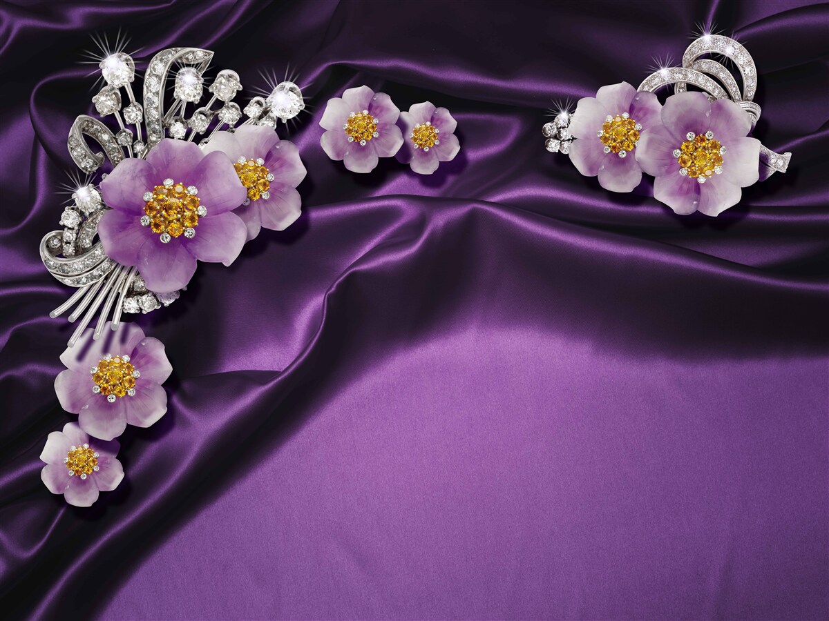 Фотошпалери Бузкові квіти на темному шовку зі срібними акцентами