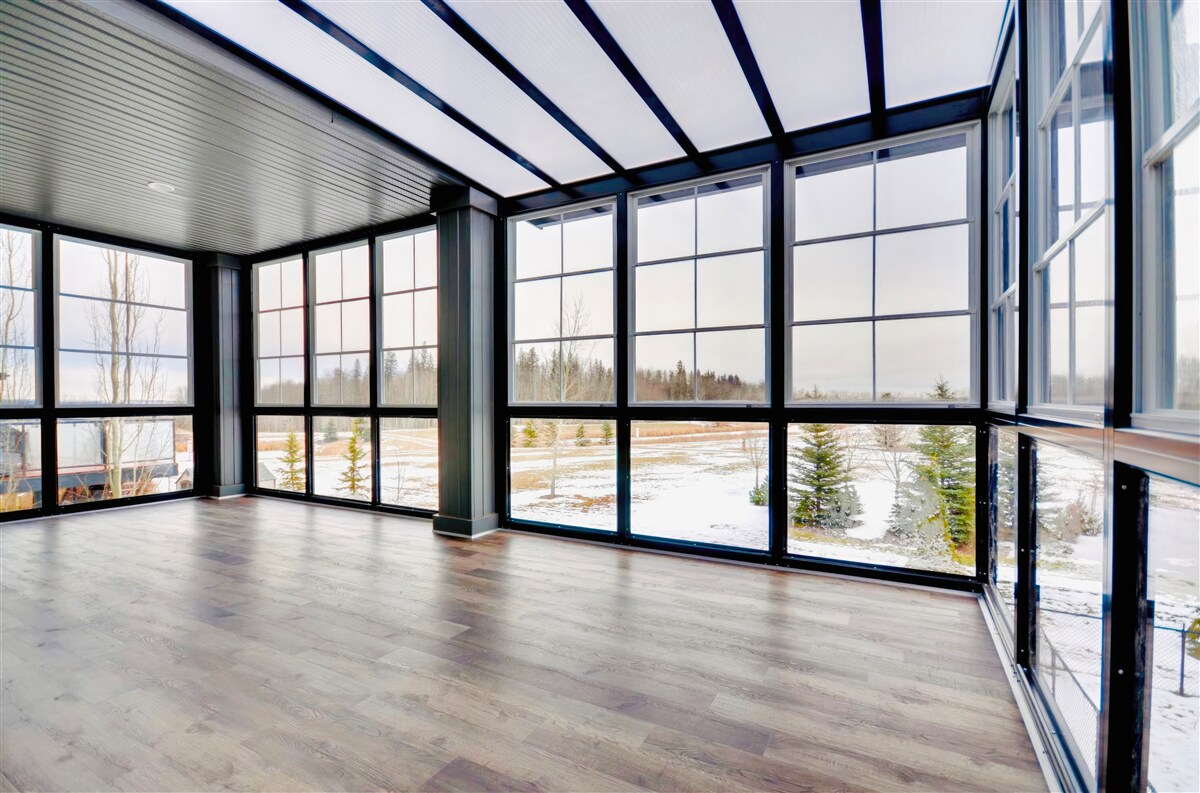 Фотошпалери кімната без меблів з вікнами від підлоги до стелі