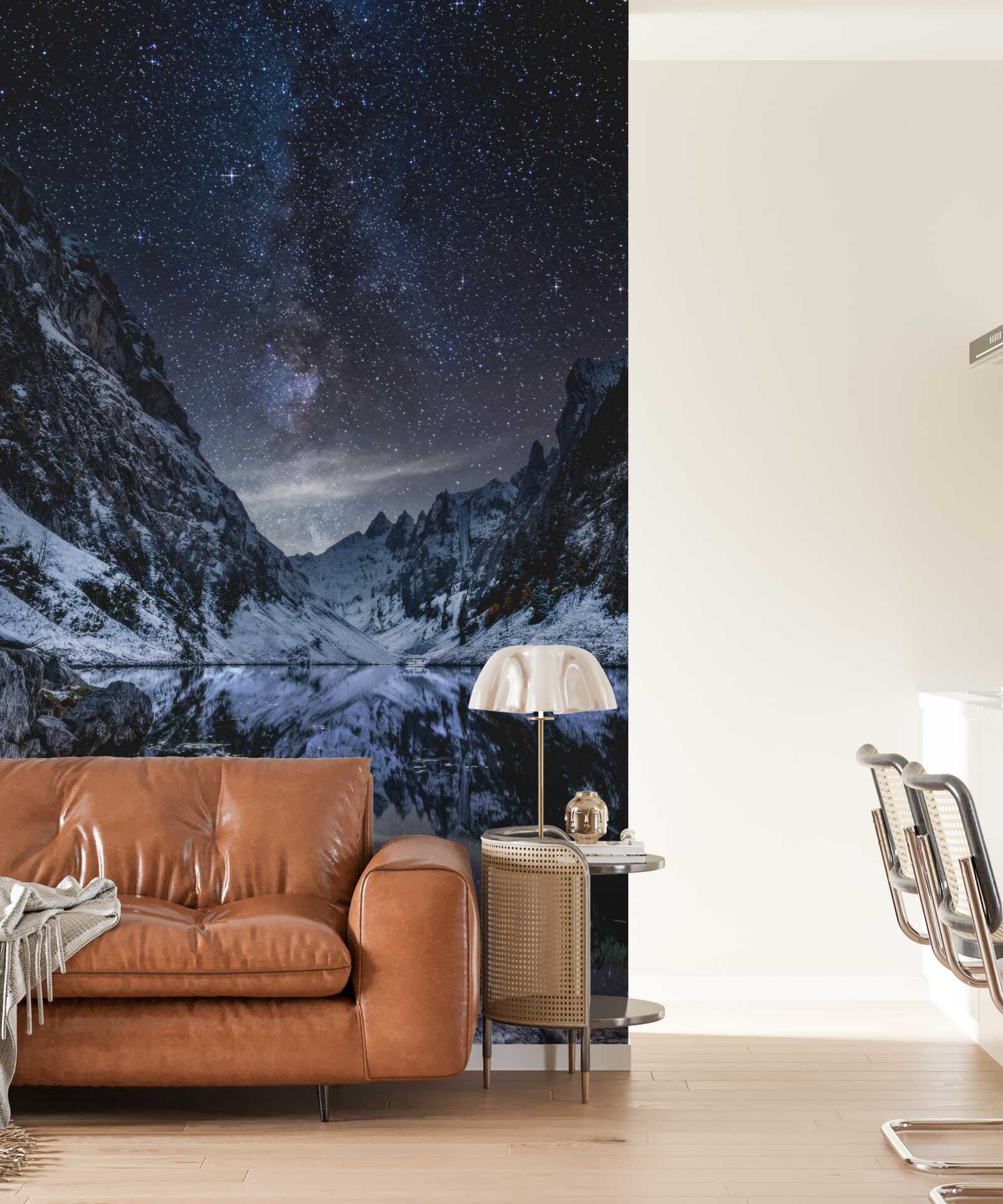 Фотошпалери зоряне нічне небо над горами та річкою