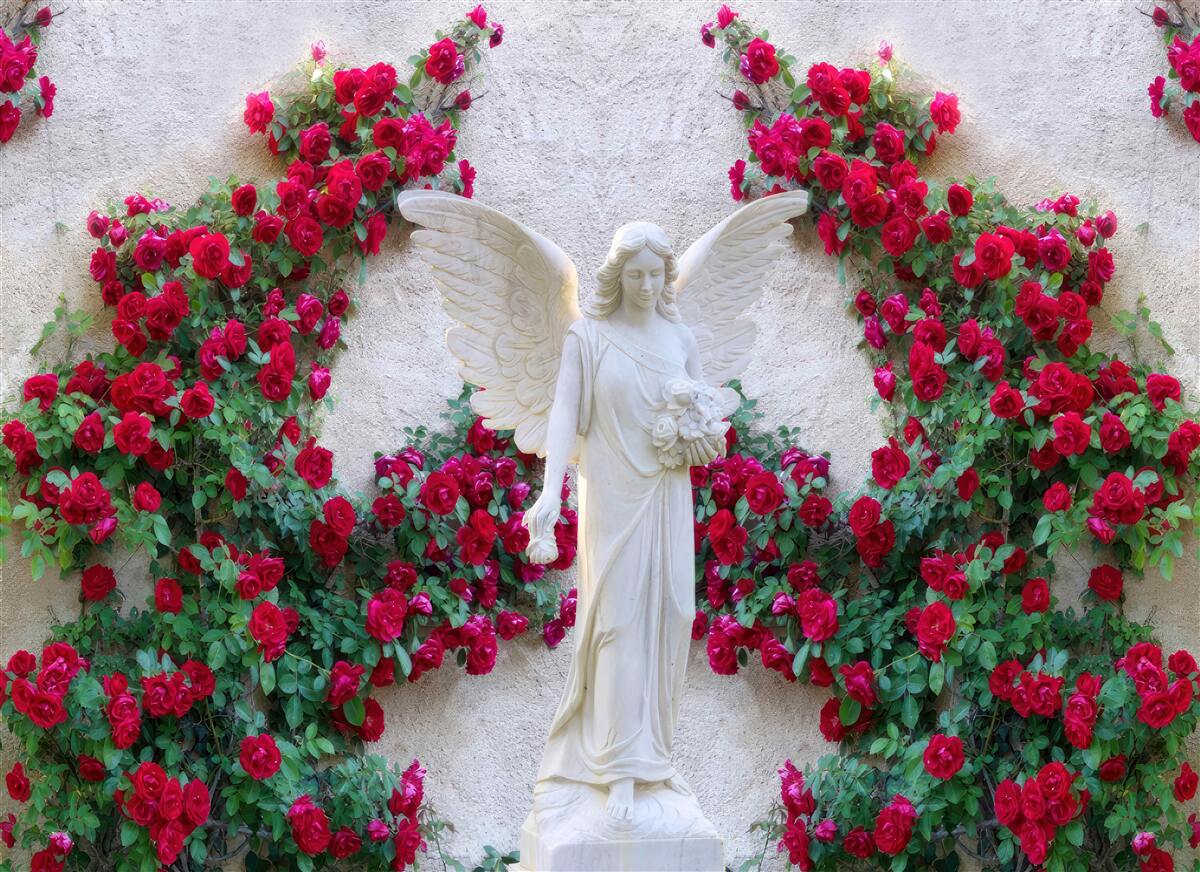 Фотошпалери статуя ангела в оточенні червоних квітів