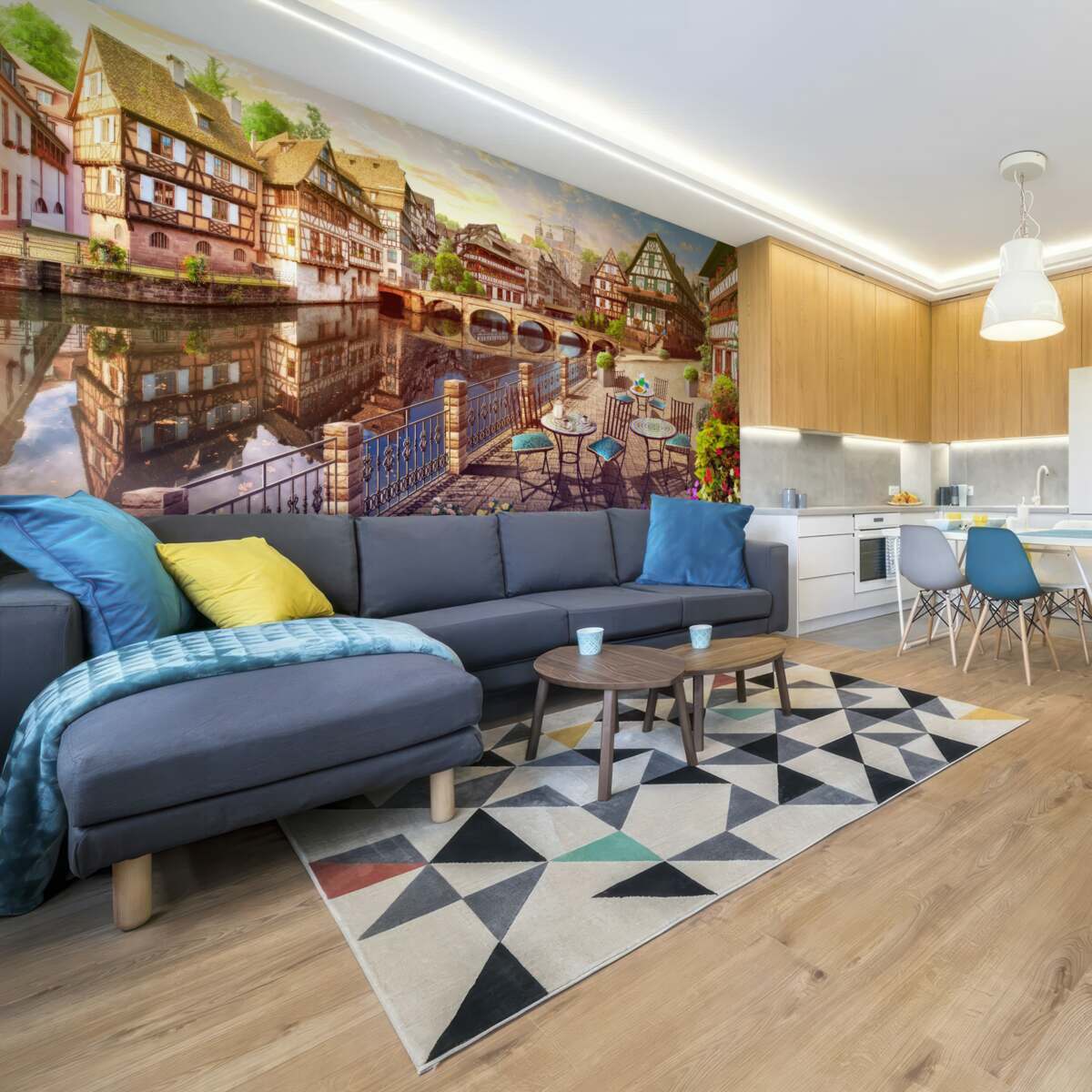 Фотошпалери столики біля води в історичній частині міста