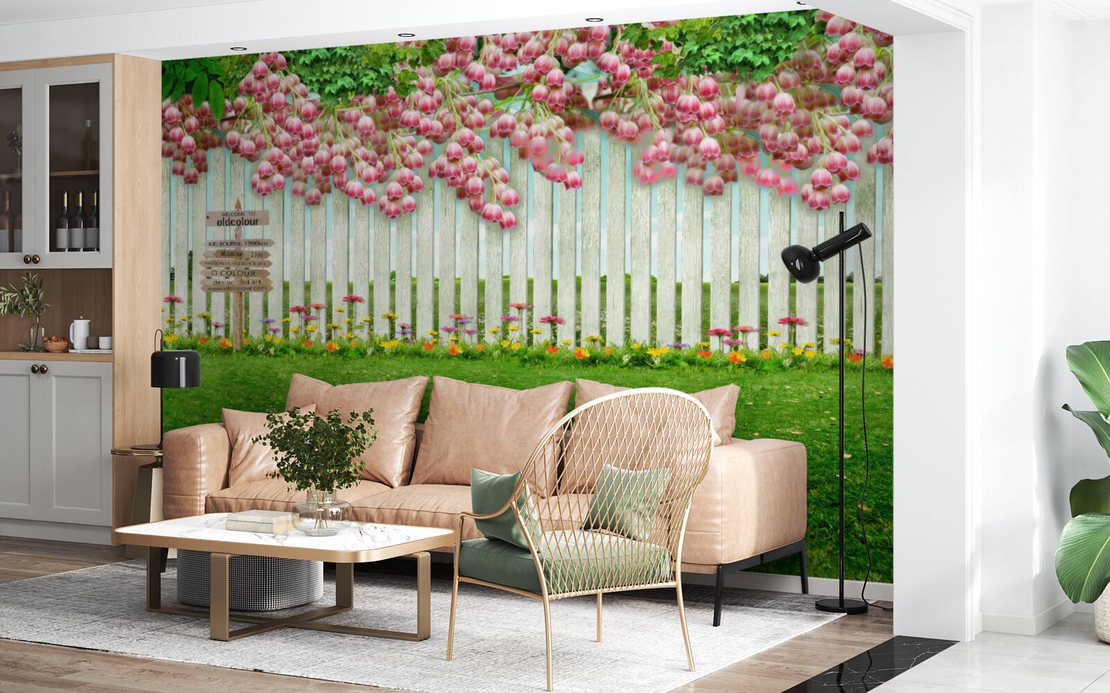 Фотошпалери рожеві квіти каскадом падають через білий паркан