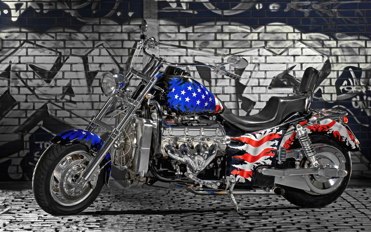 Фотошпалери мотоцикл біля розмальованої стіни