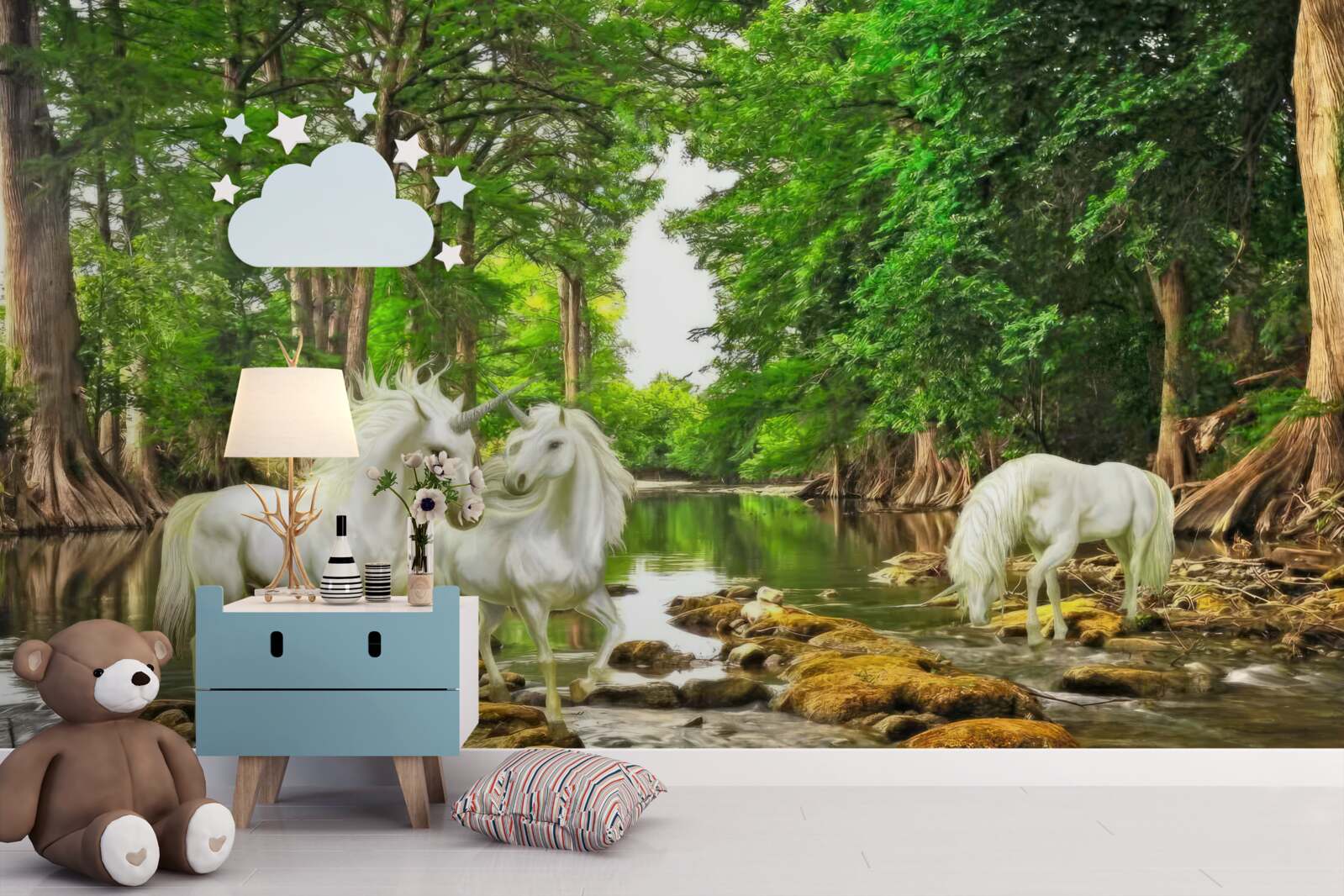 Фотошпалери у лісі біля води стоять три легкі пегаси