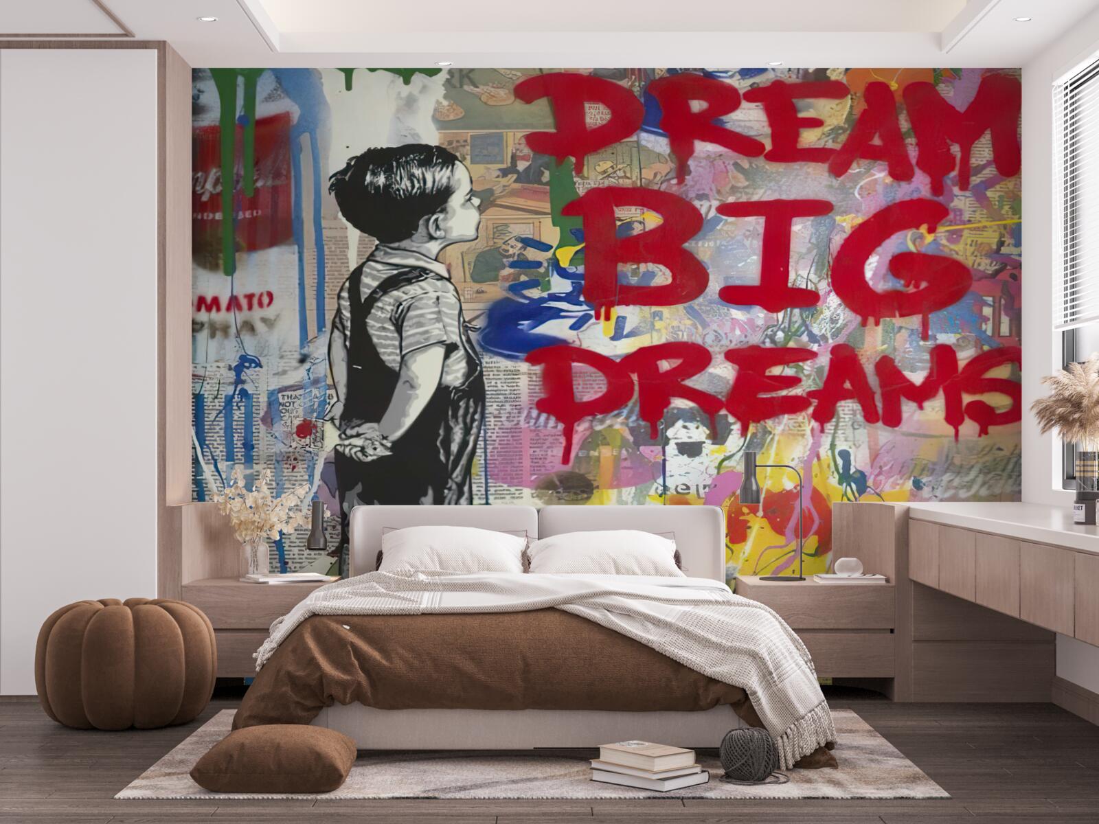 Фотошпалери хлопчик розглядає стіну, вкриту малюнками