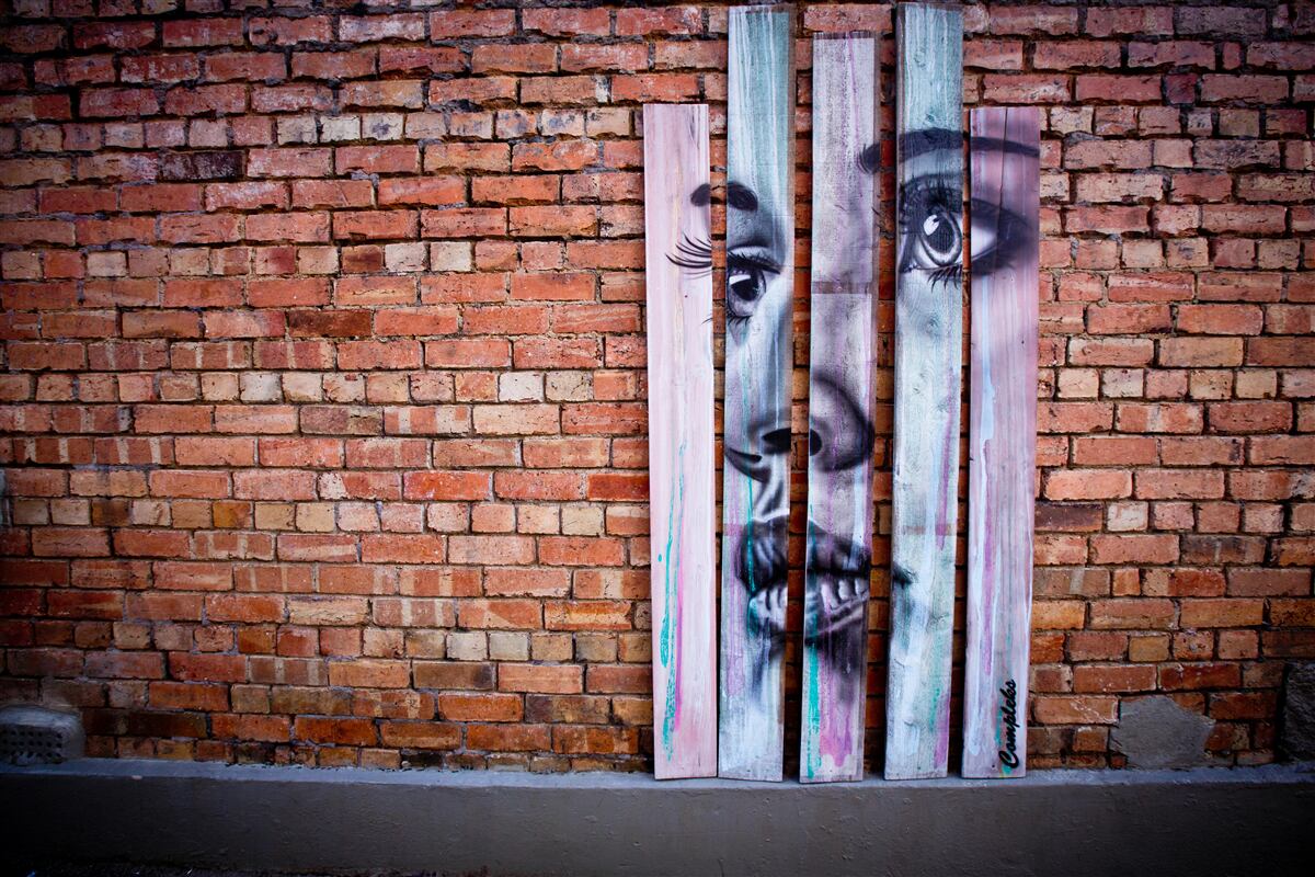 Фотошпалери зображення жінки на червоній цегляній стіні