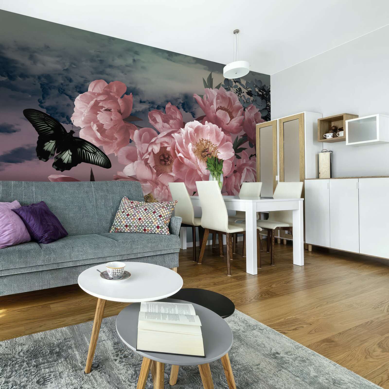 Фотошпалери темний метелик і рожеві квіти