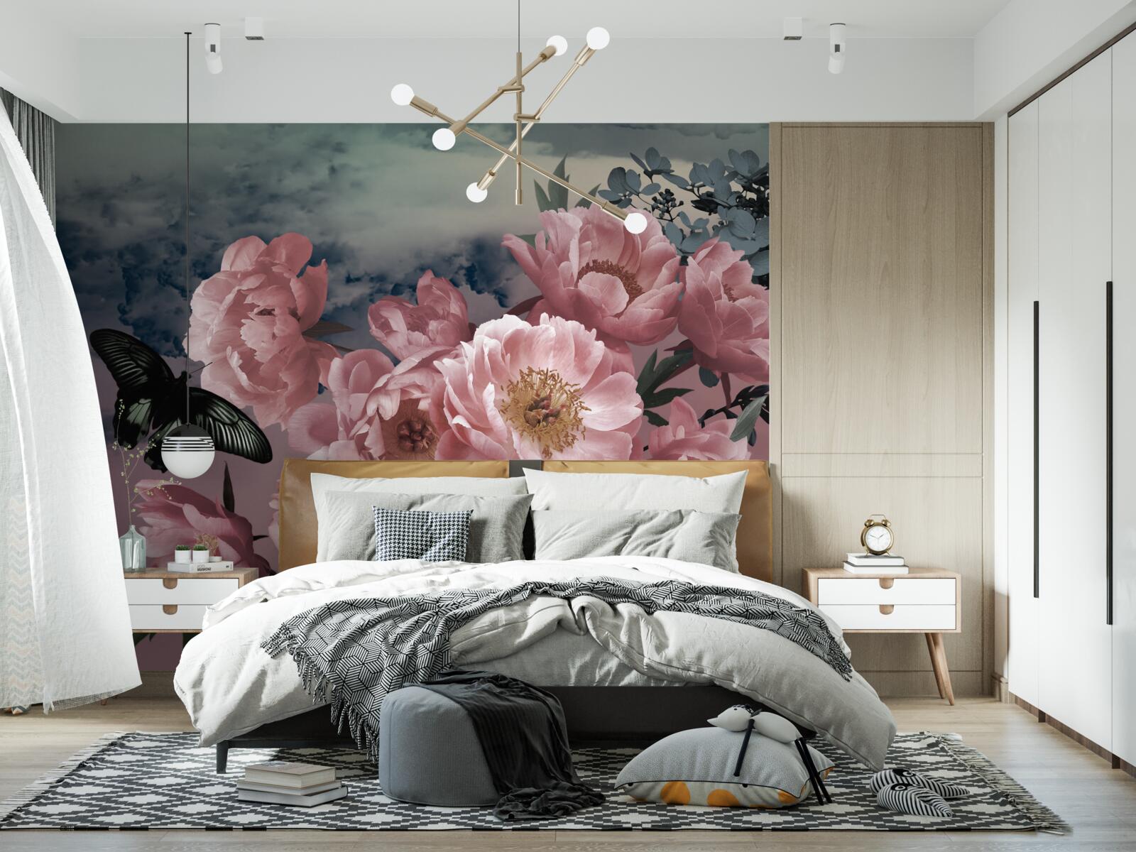 Фотошпалери темний метелик і рожеві квіти