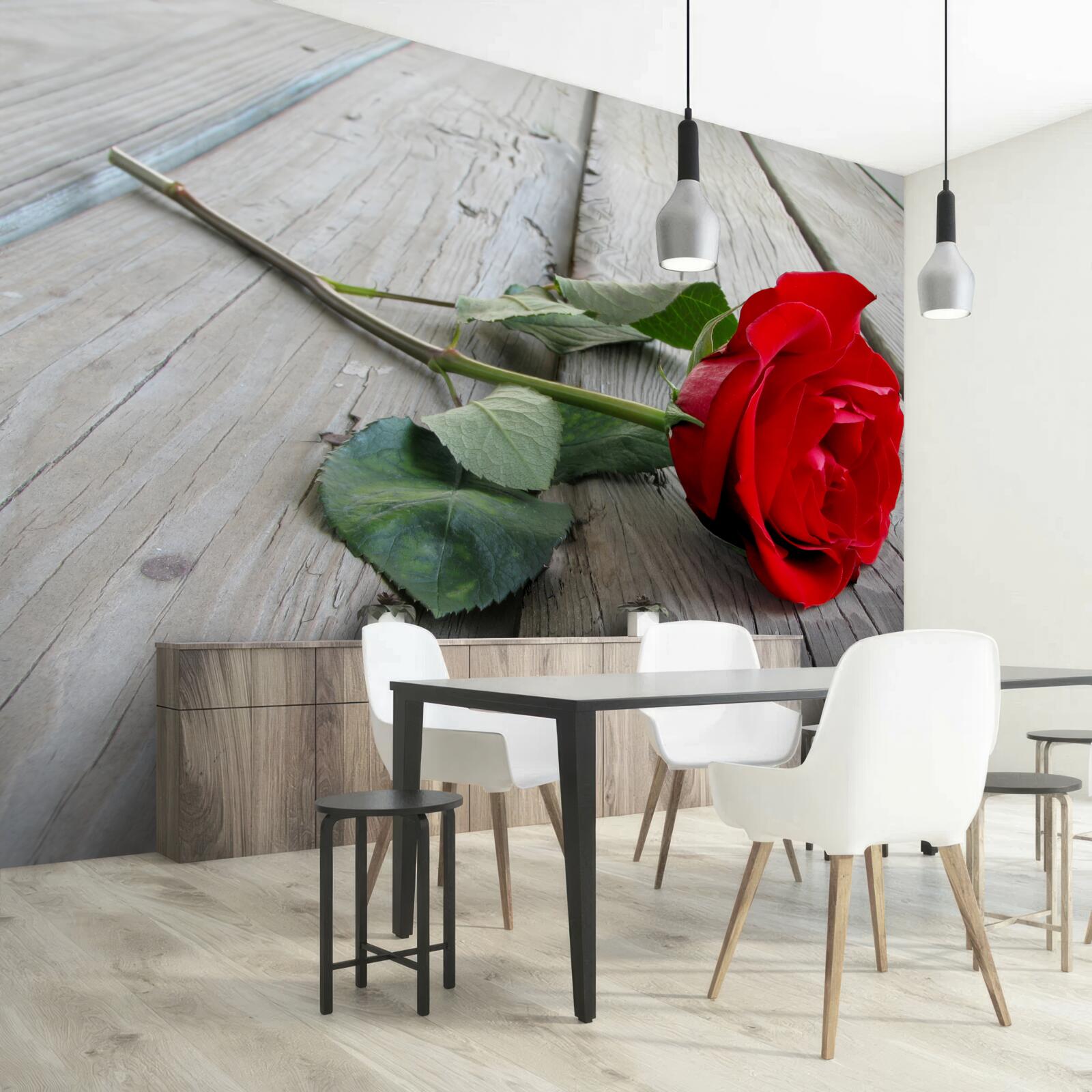 Фотошпалери червона квітка на дерев'яній поверхні